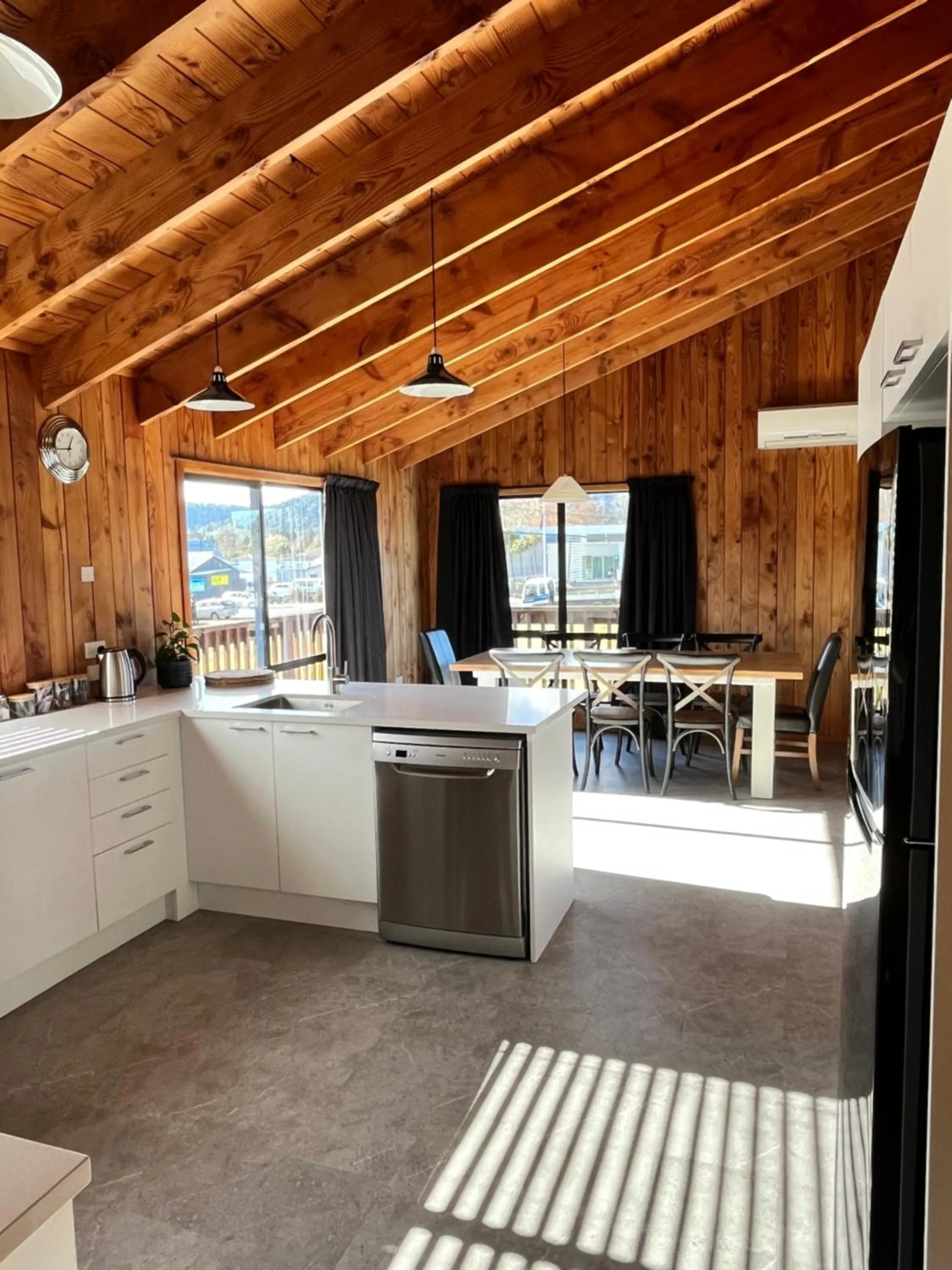 kitchen in Alpine Motel