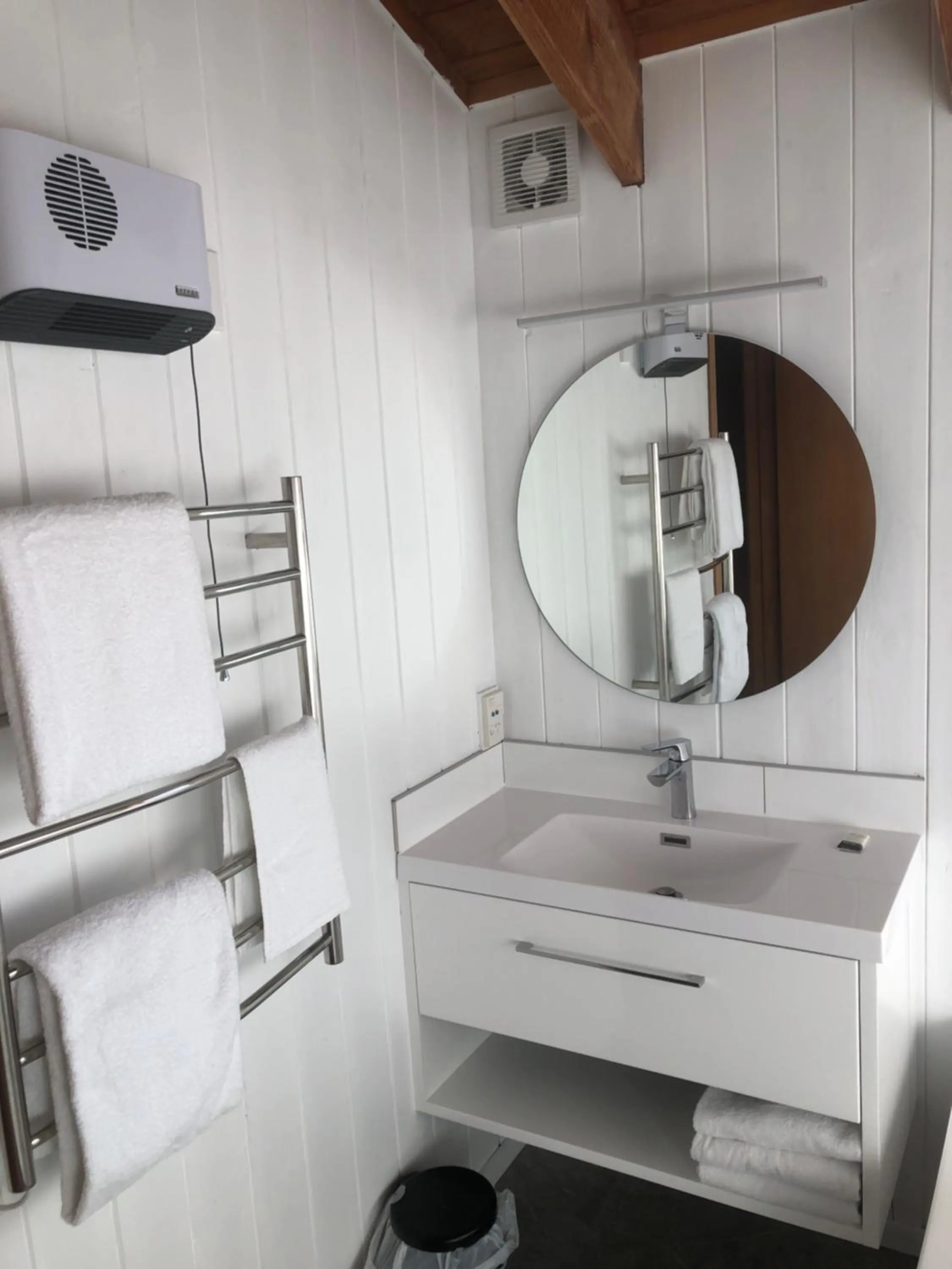 Bathroom in Alpine Motel