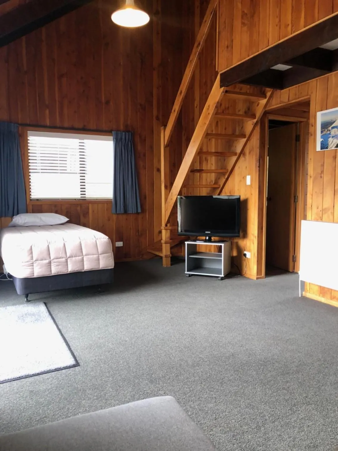 Living room, Bed in Alpine Motel