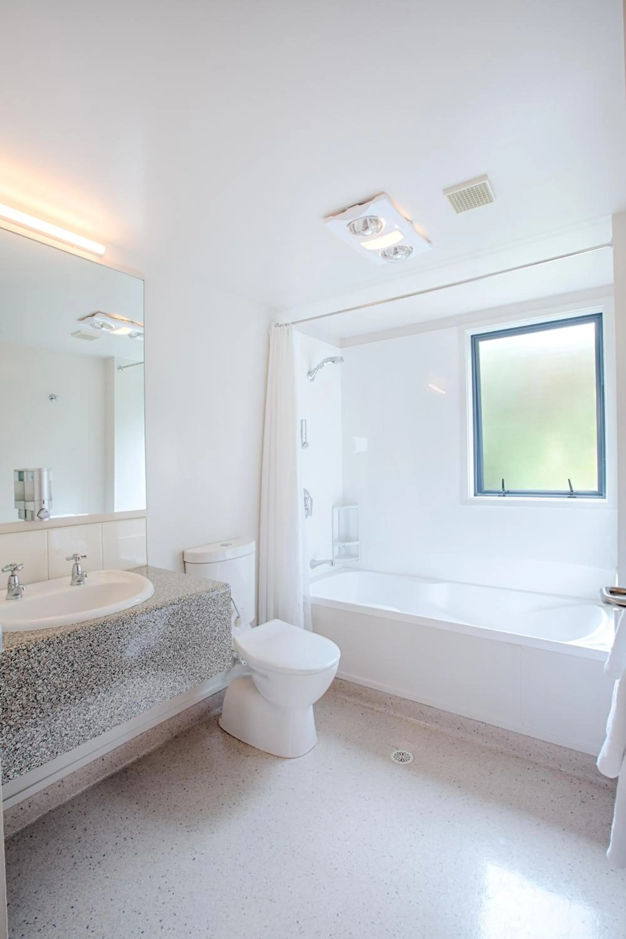 Bathroom in Bella Vista Motel Franz Josef Glacier