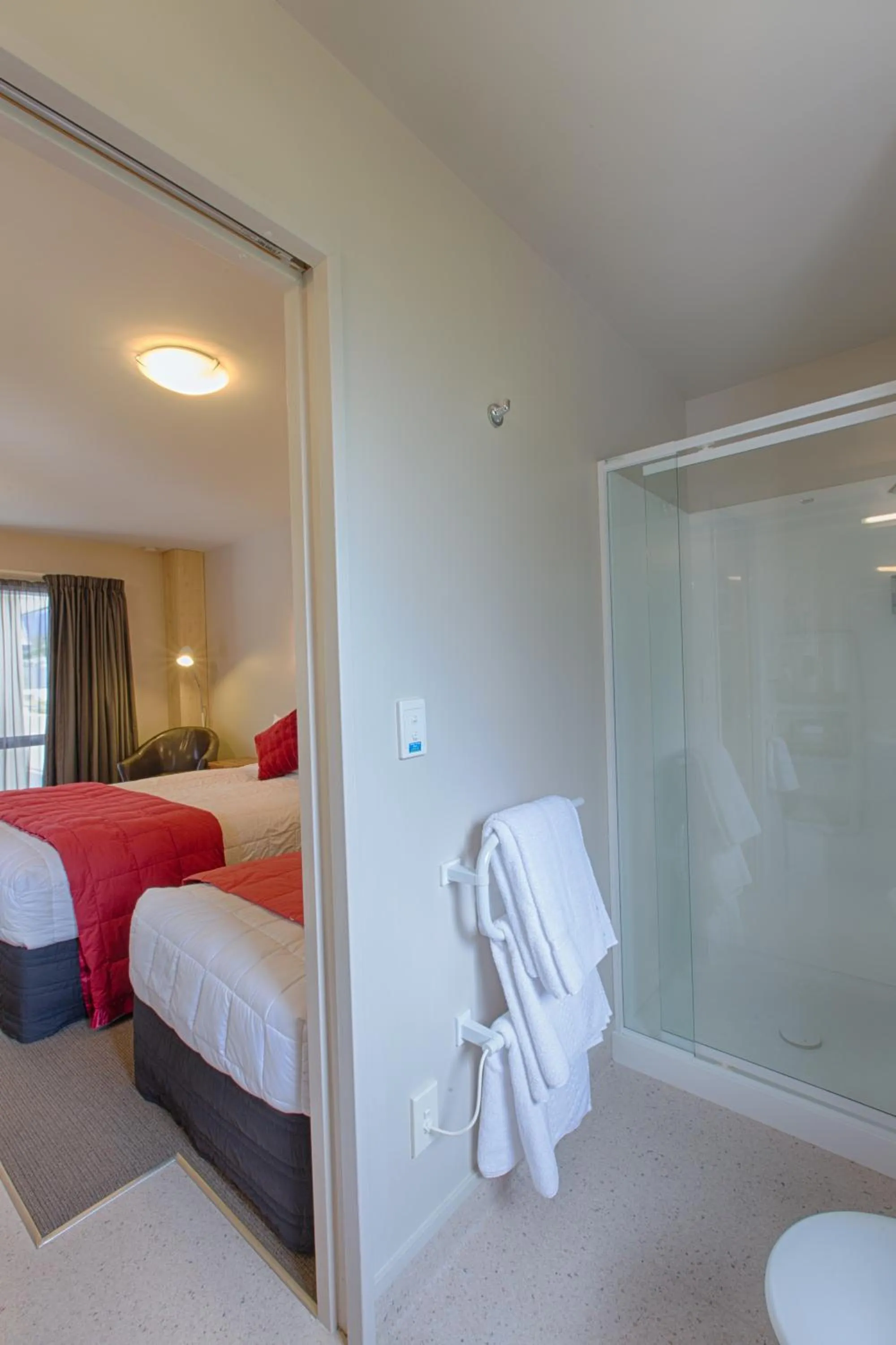 Bathroom, Bed in Bella Vista Motel Franz Josef Glacier