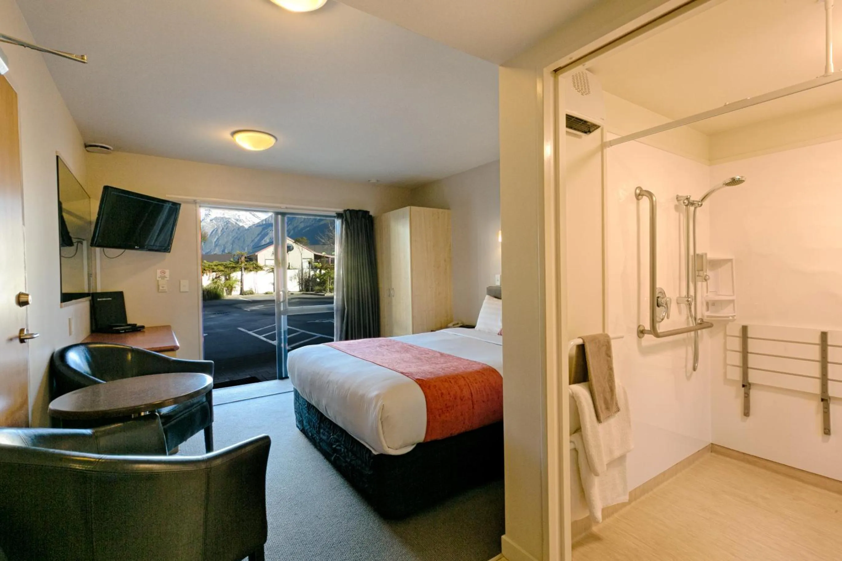 Photo of the whole room, Bed in Bella Vista Motel Franz Josef Glacier