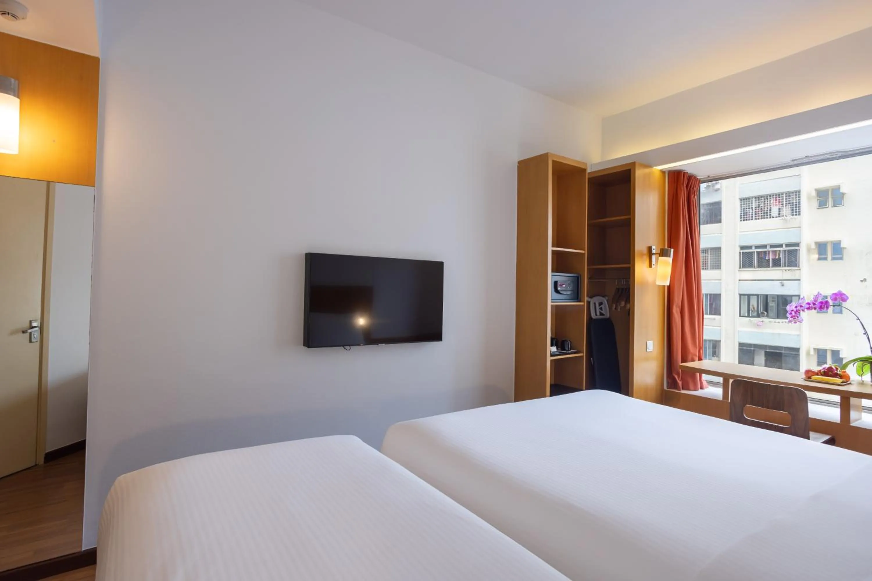 Standard Twin Room in Ibis Singapore on Bencoolen - Newly Renovated