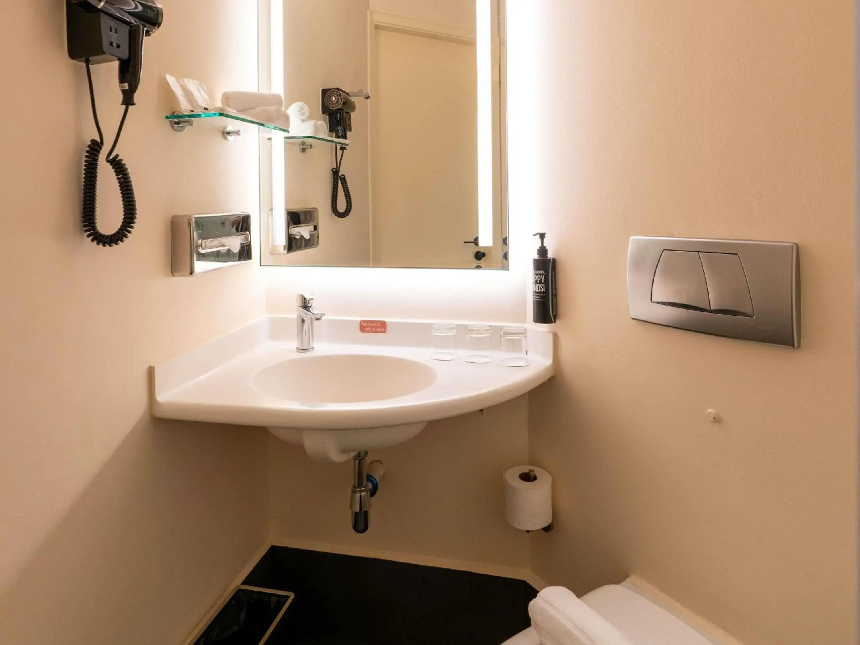 Bedroom in Ibis Singapore on Bencoolen - Newly Renovated Bedroom in Ibis Singapore on Bencoolen - Newly Renovated