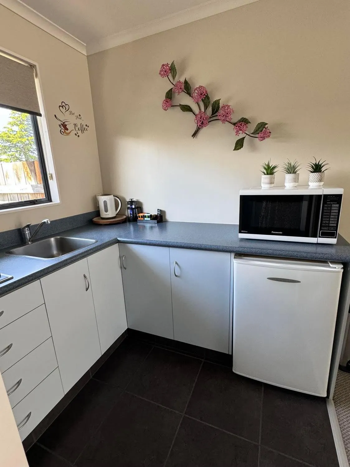 kitchen in Centre Court Motel