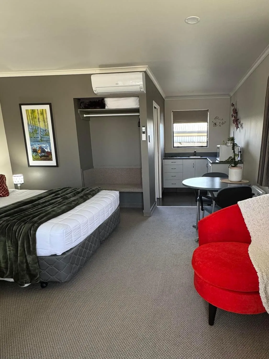 Living room, Bed in Centre Court Motel
