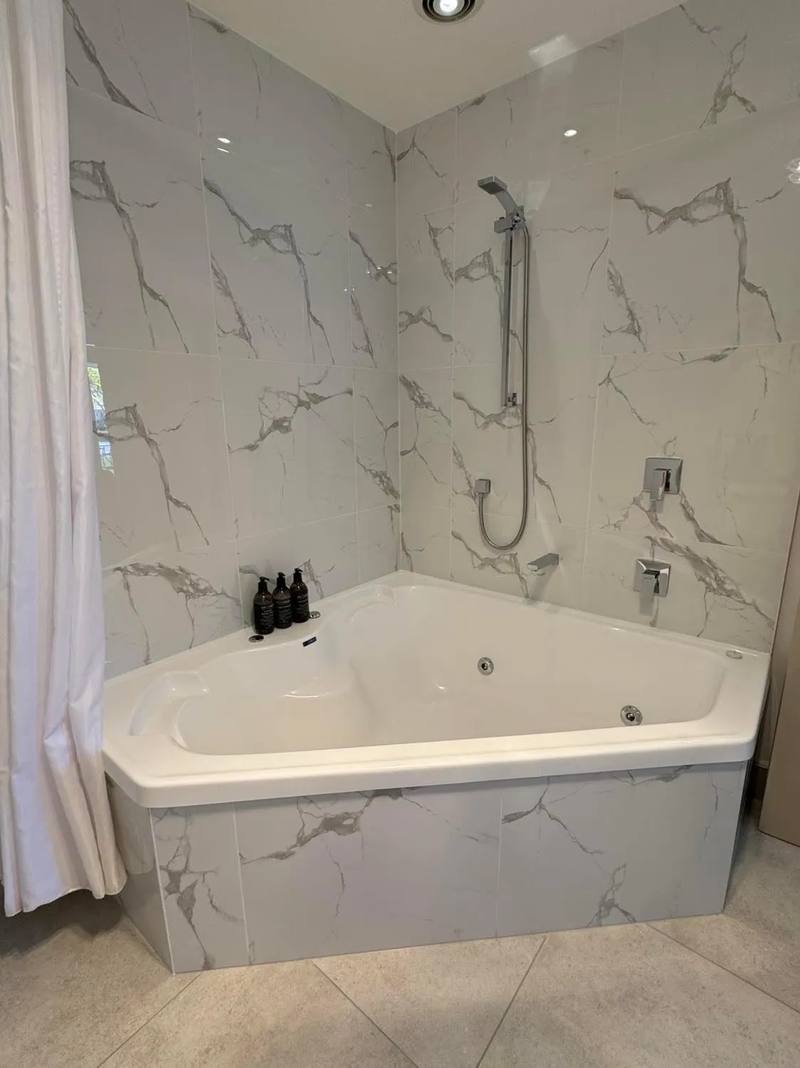 Bath in Centre Court Motel