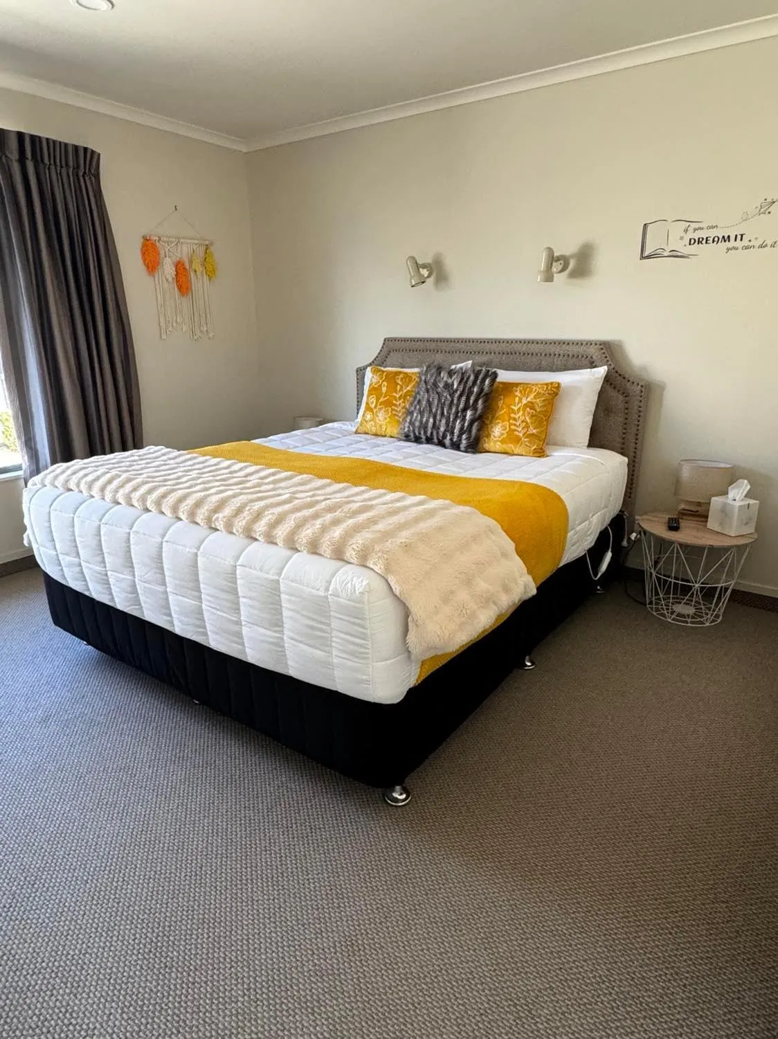 Bedroom, Bed in Centre Court Motel