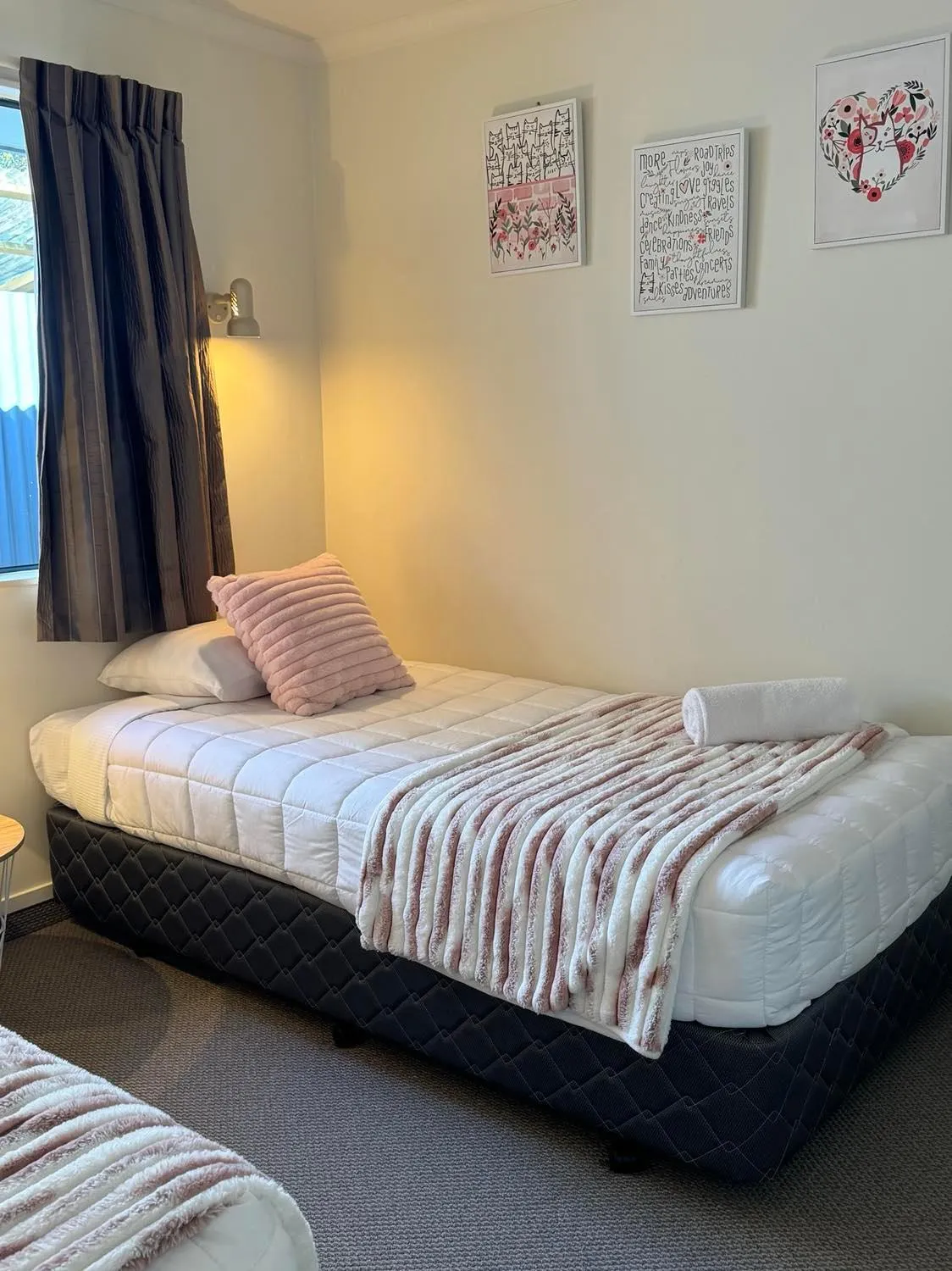 Bedroom, Bed in Centre Court Motel