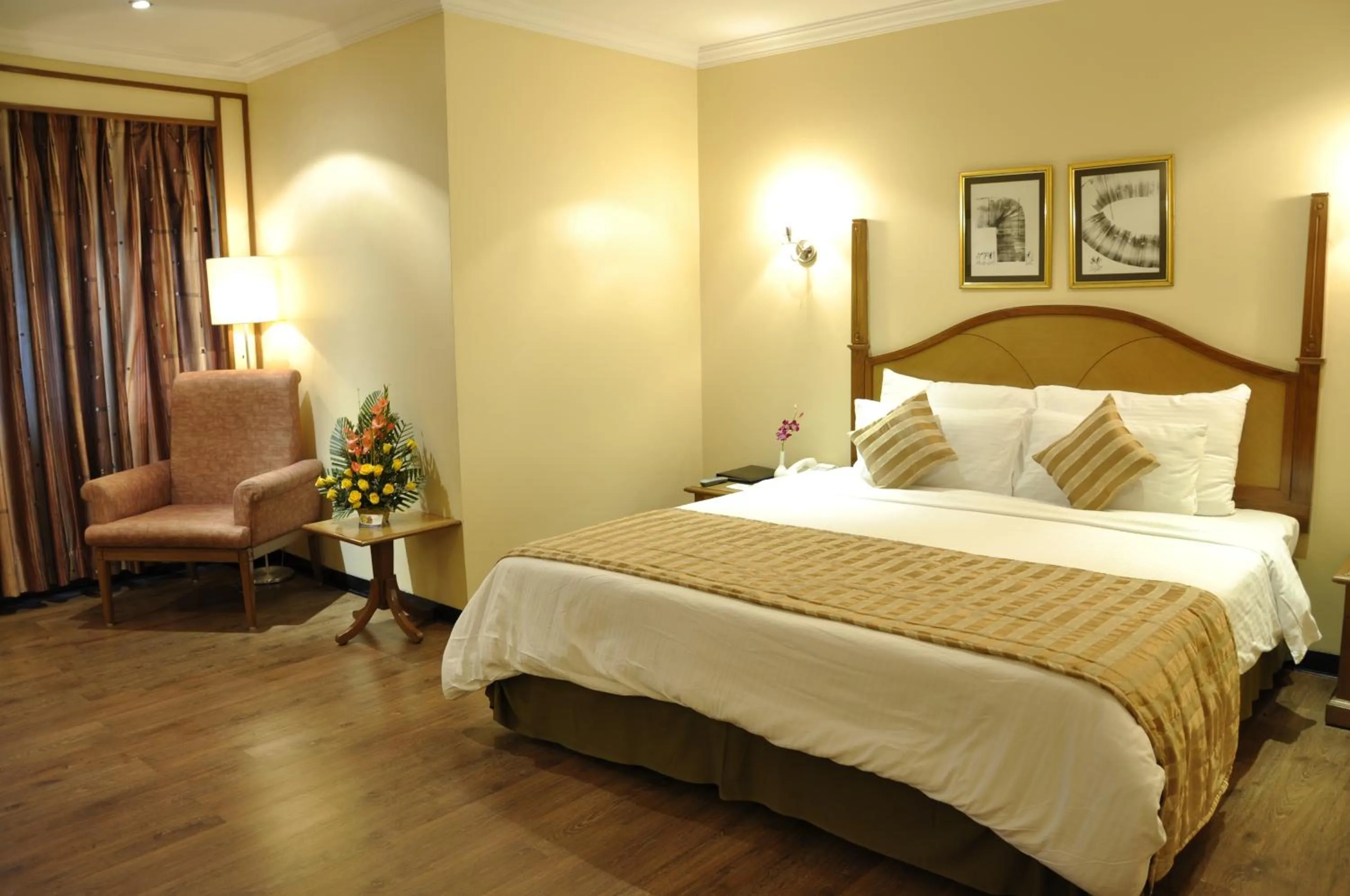 Bed in Aditya Park-A Sarovar Portico Hotel