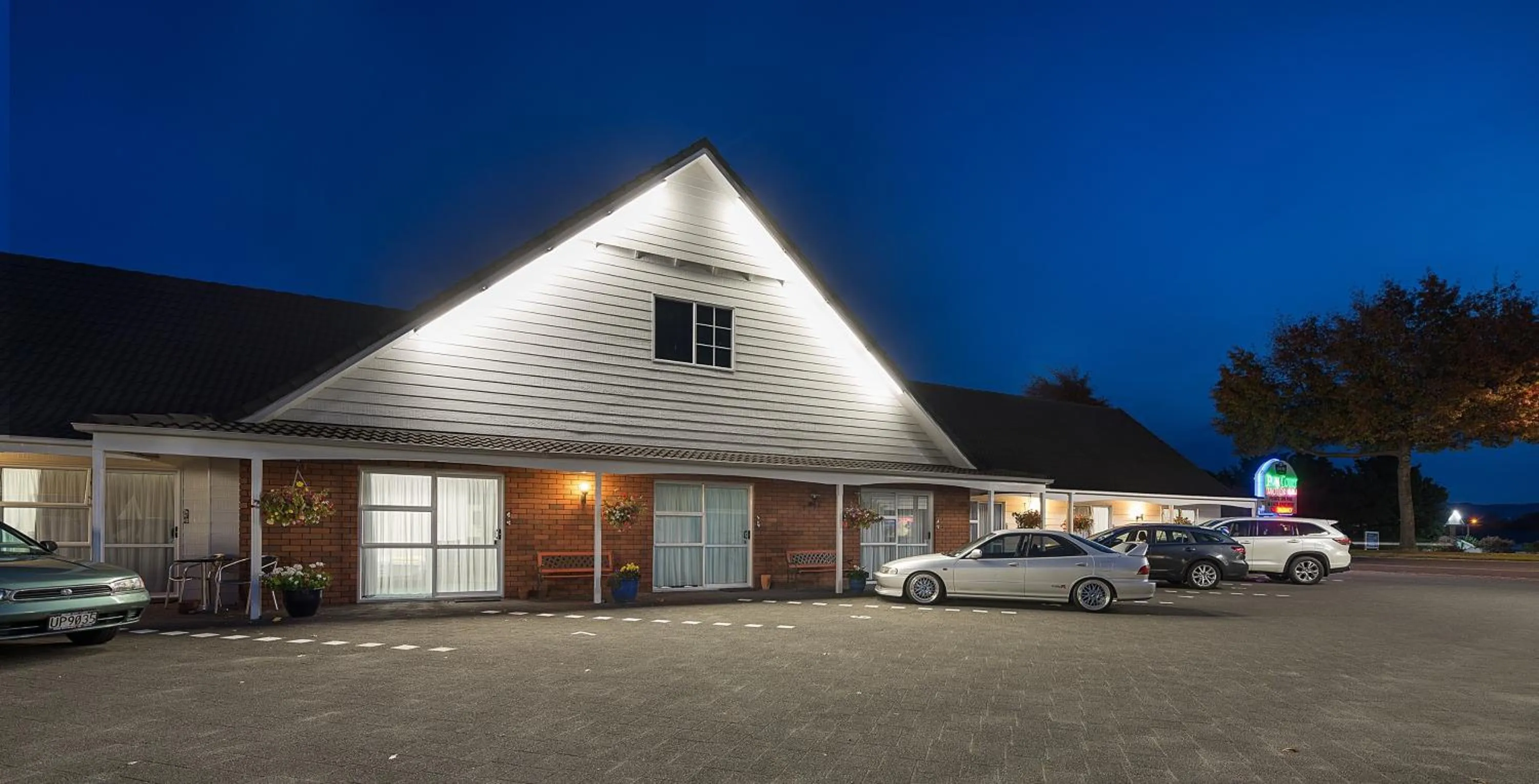 Property building in Palm Court Motor Inn