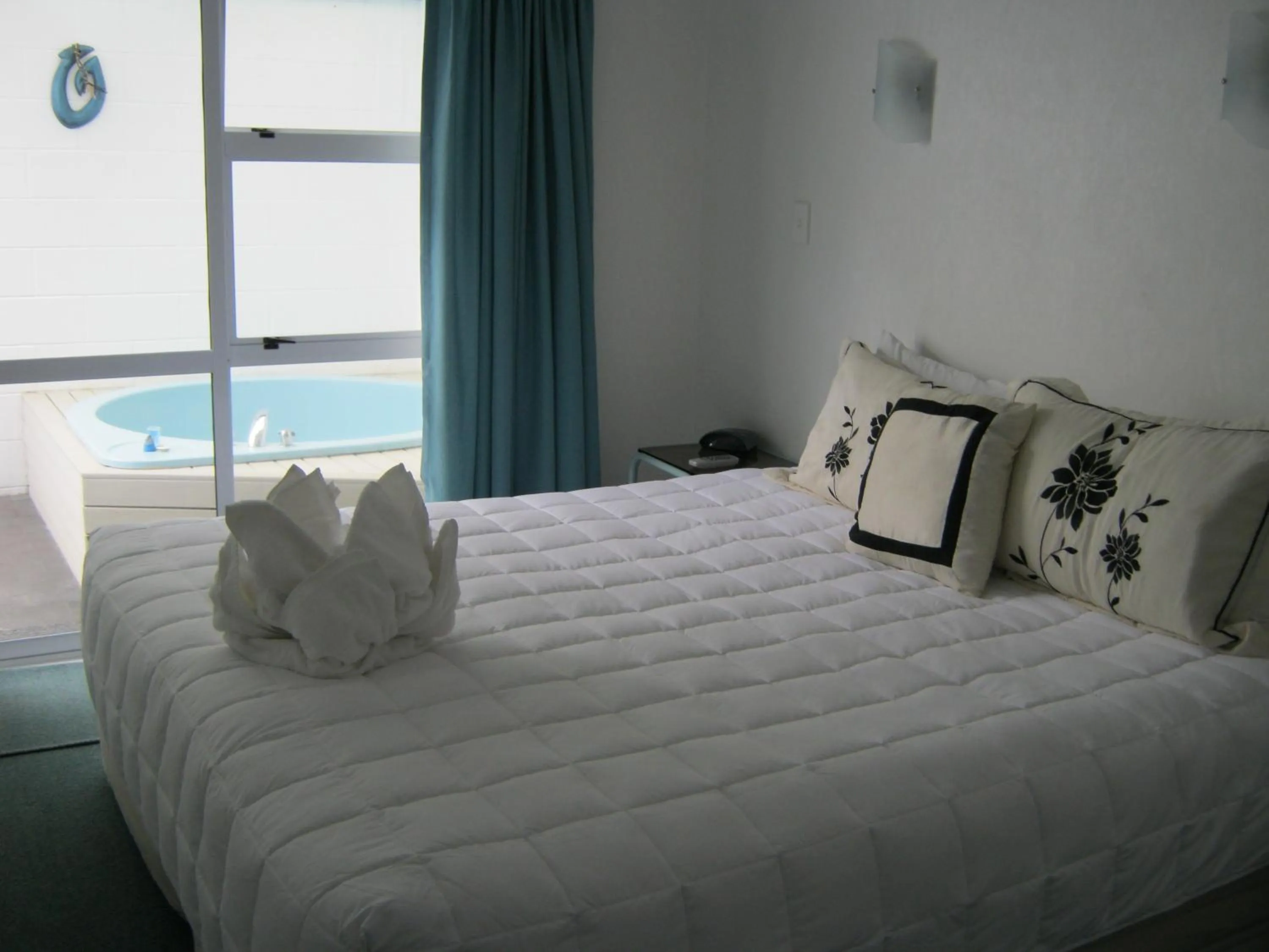 Bedroom, Bed in Palm Court Motor Inn