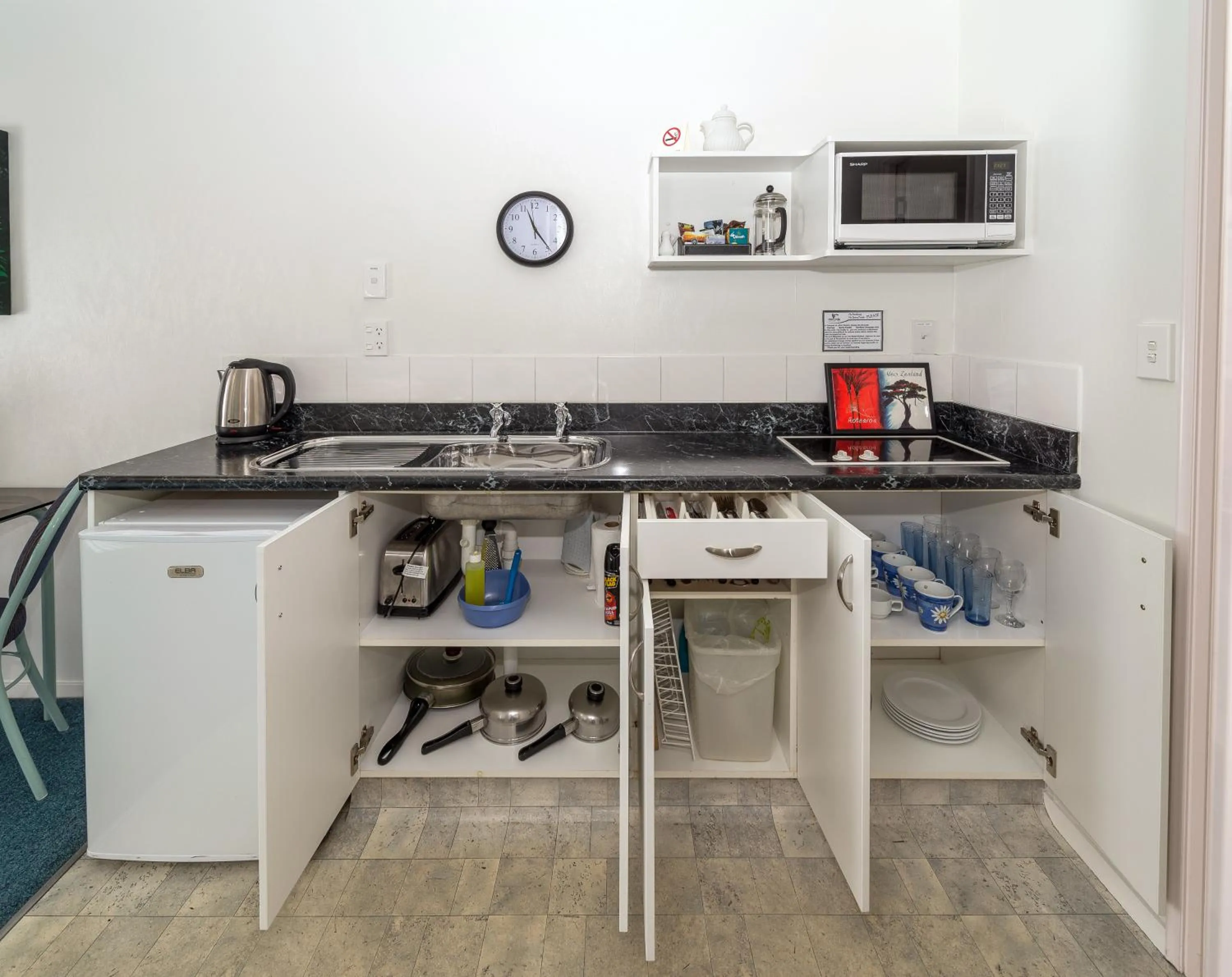 Kitchen or kitchenette in Palm Court Motor Inn