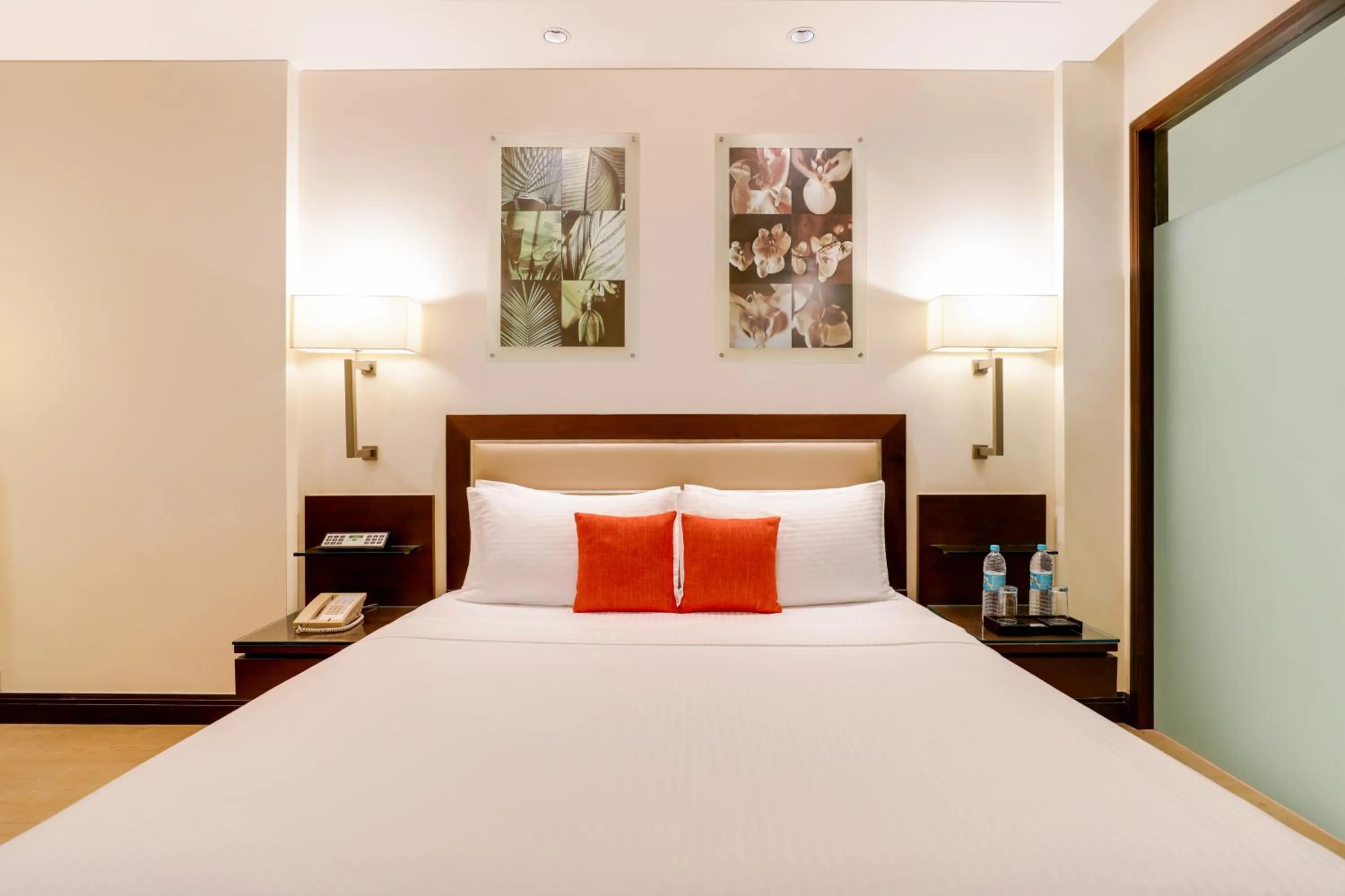 Bedroom, Bed in Lemon Tree Premier 2, Sector 29 Gurugram