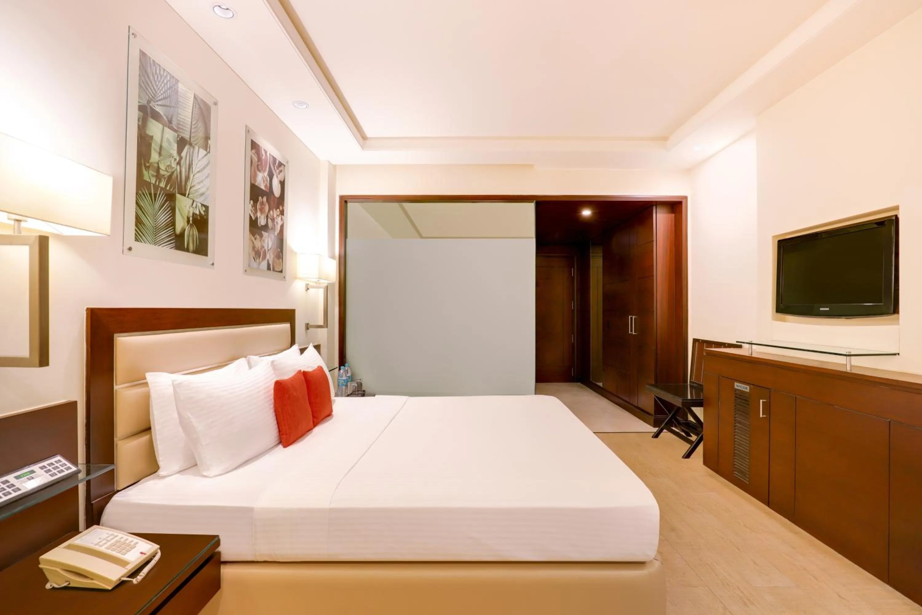 Bedroom, Bed in Lemon Tree Premier 2, Sector 29 Gurugram