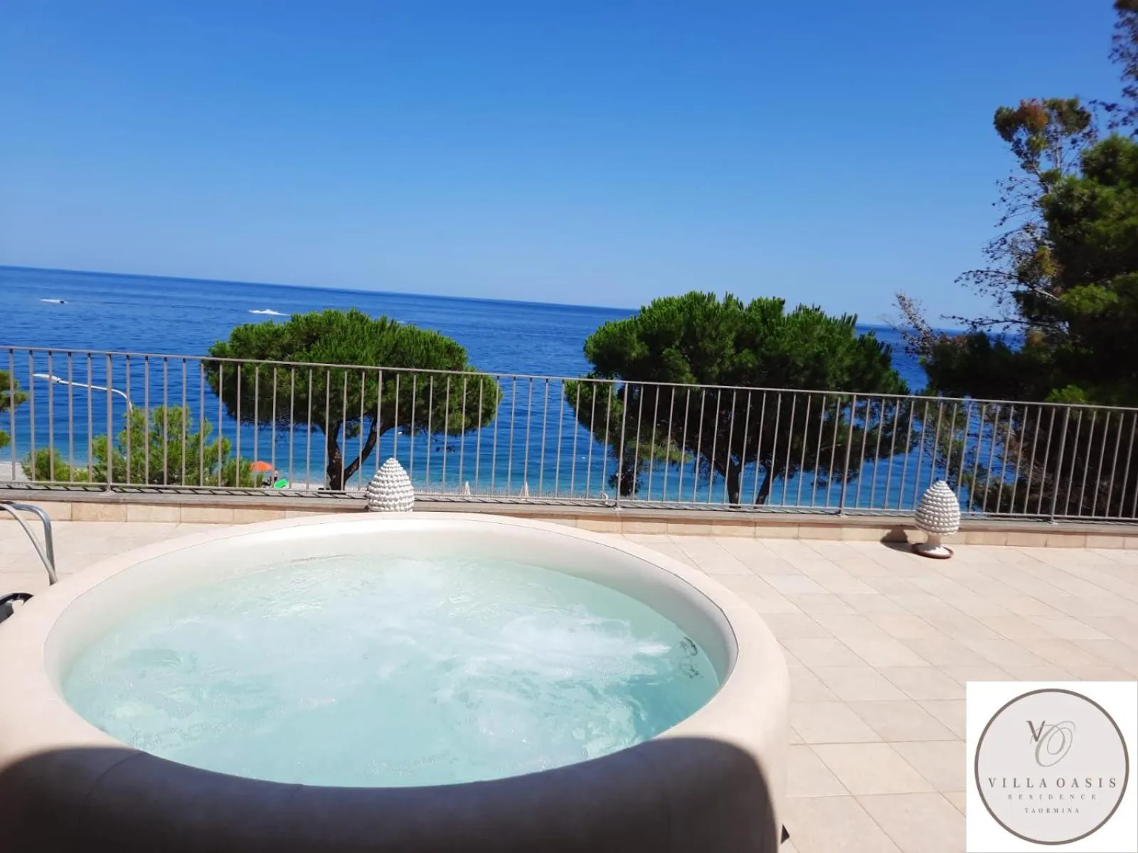 Hot Tub in Taormina Villa Oasis Residence