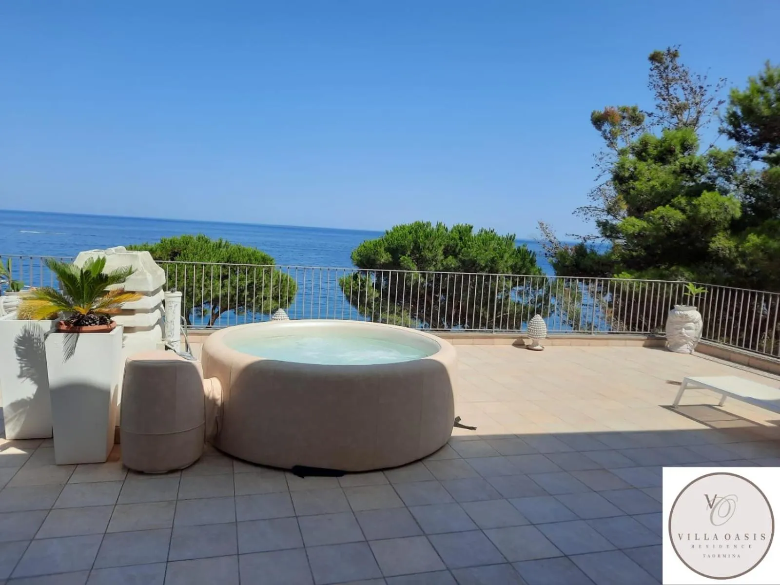 Hot Tub in Taormina Villa Oasis Residence