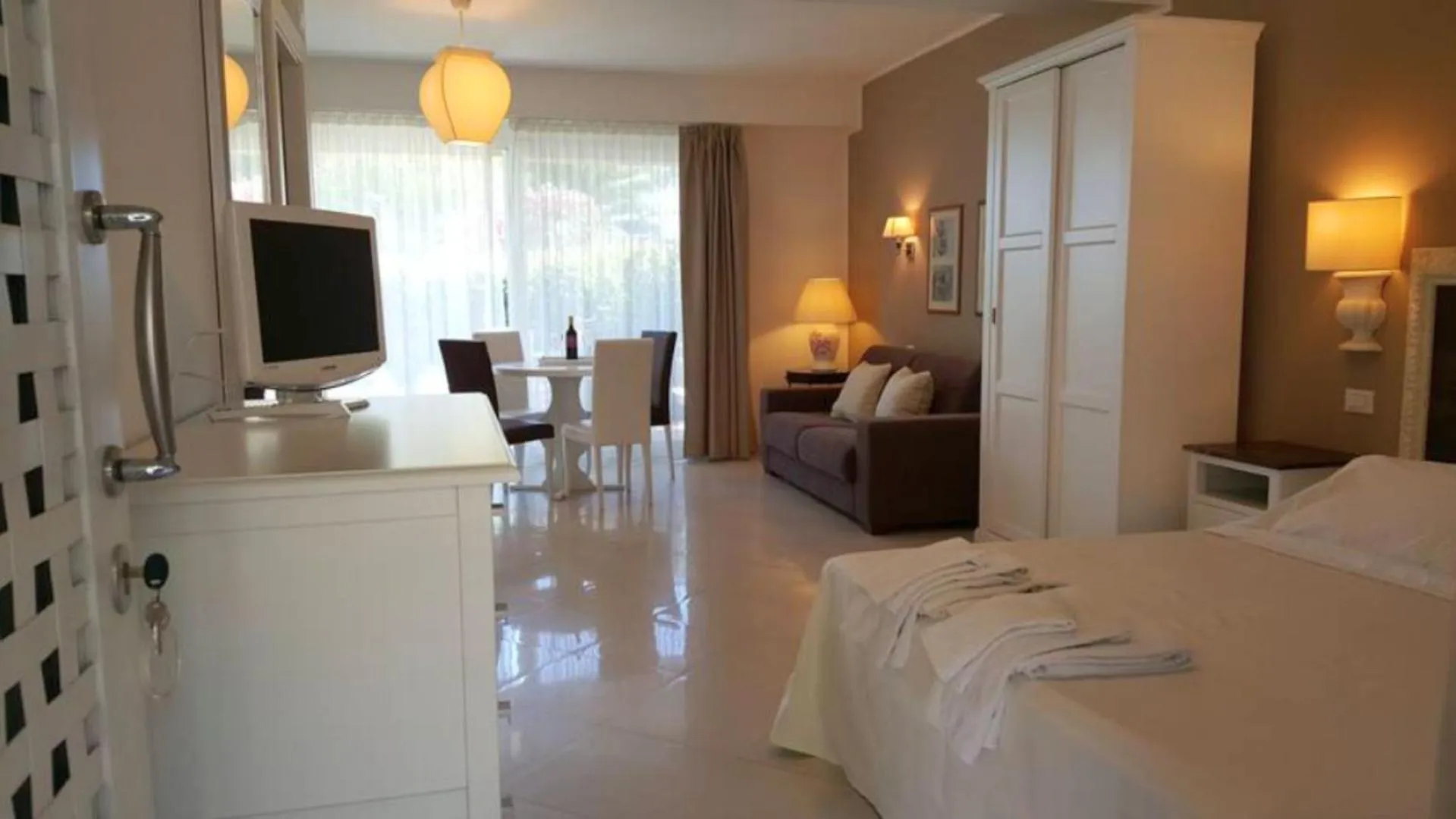 Photo of the whole room, Bed in Taormina Villa Oasis Residence