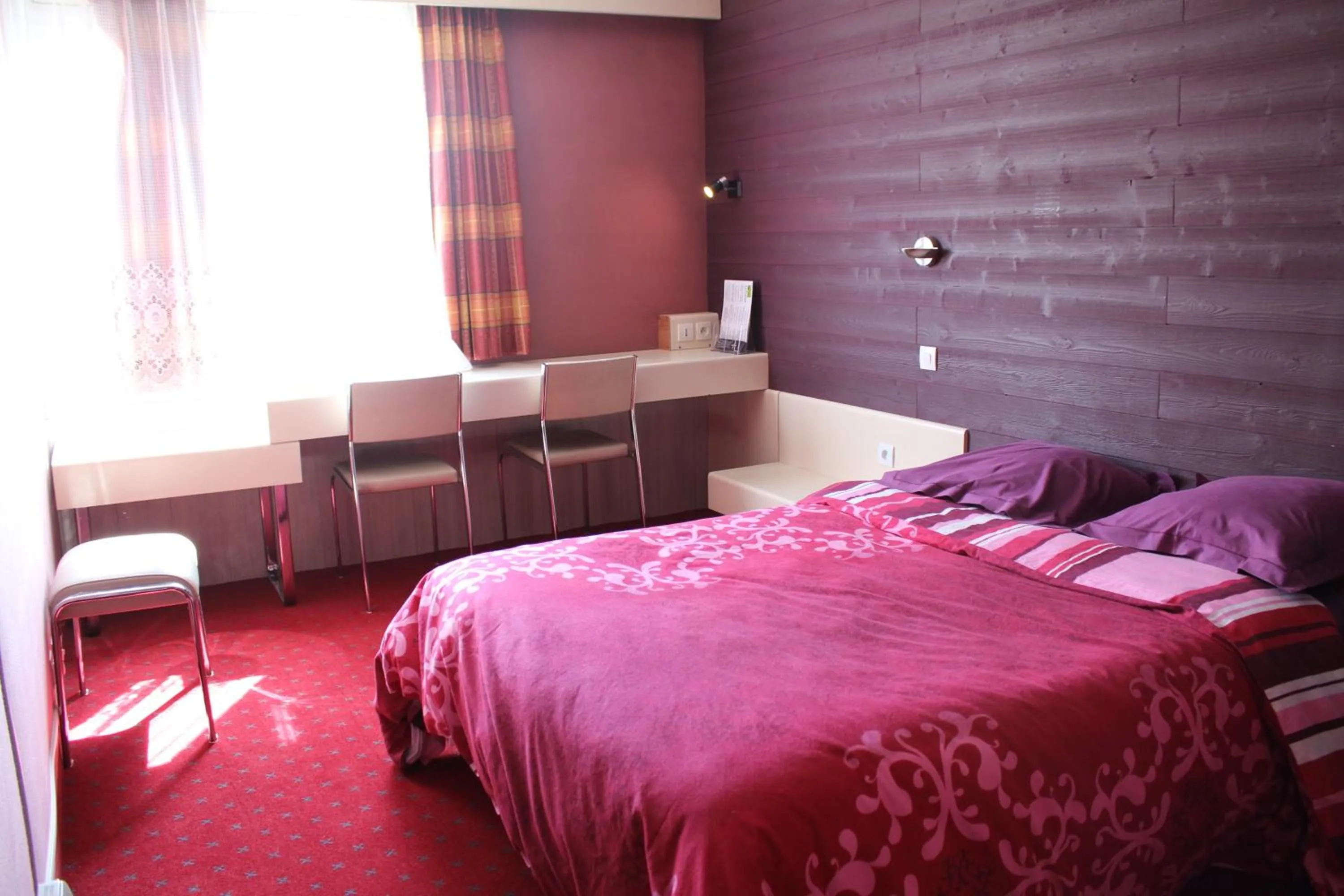 Bedroom, Bed in Le France