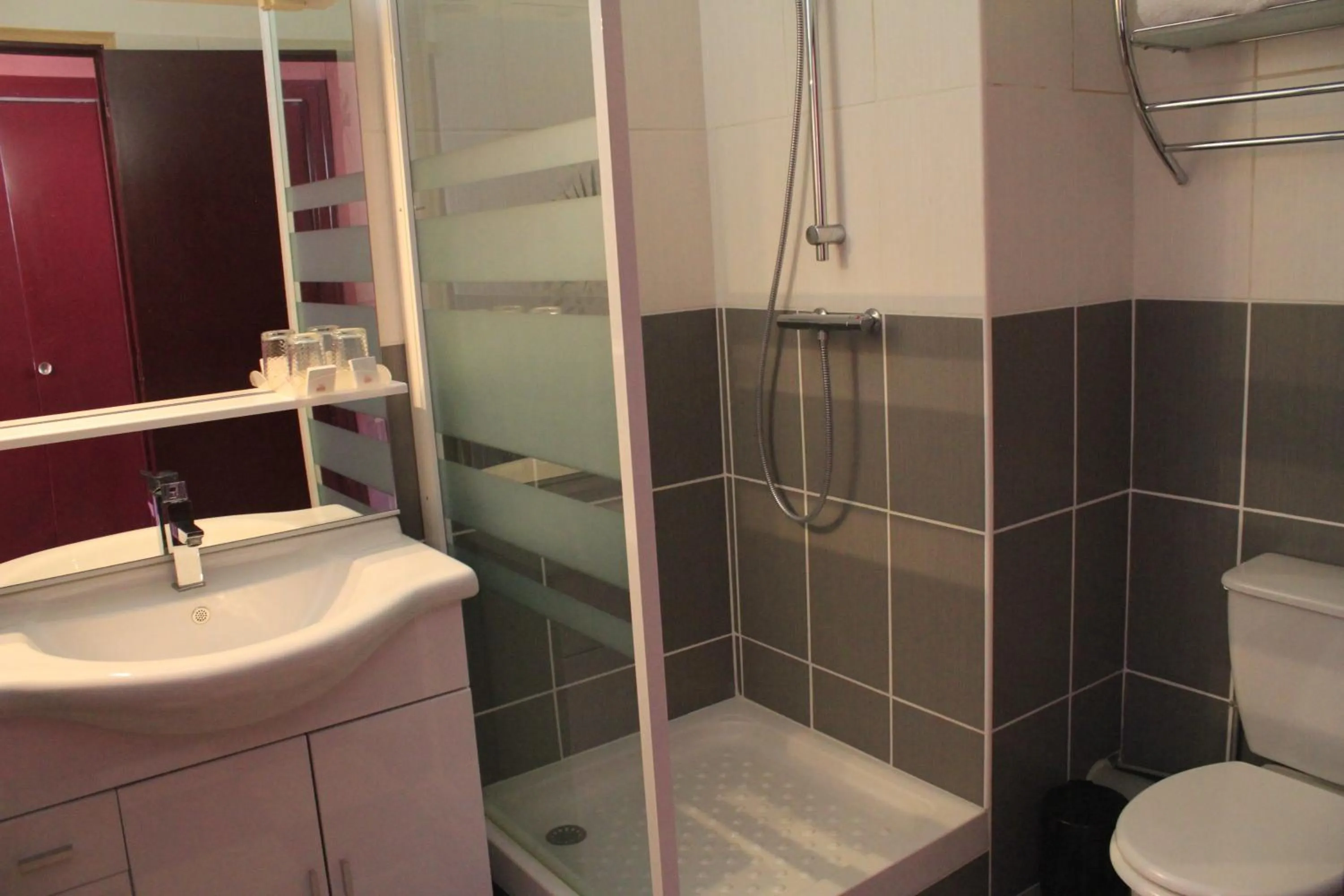 Bathroom in Le France