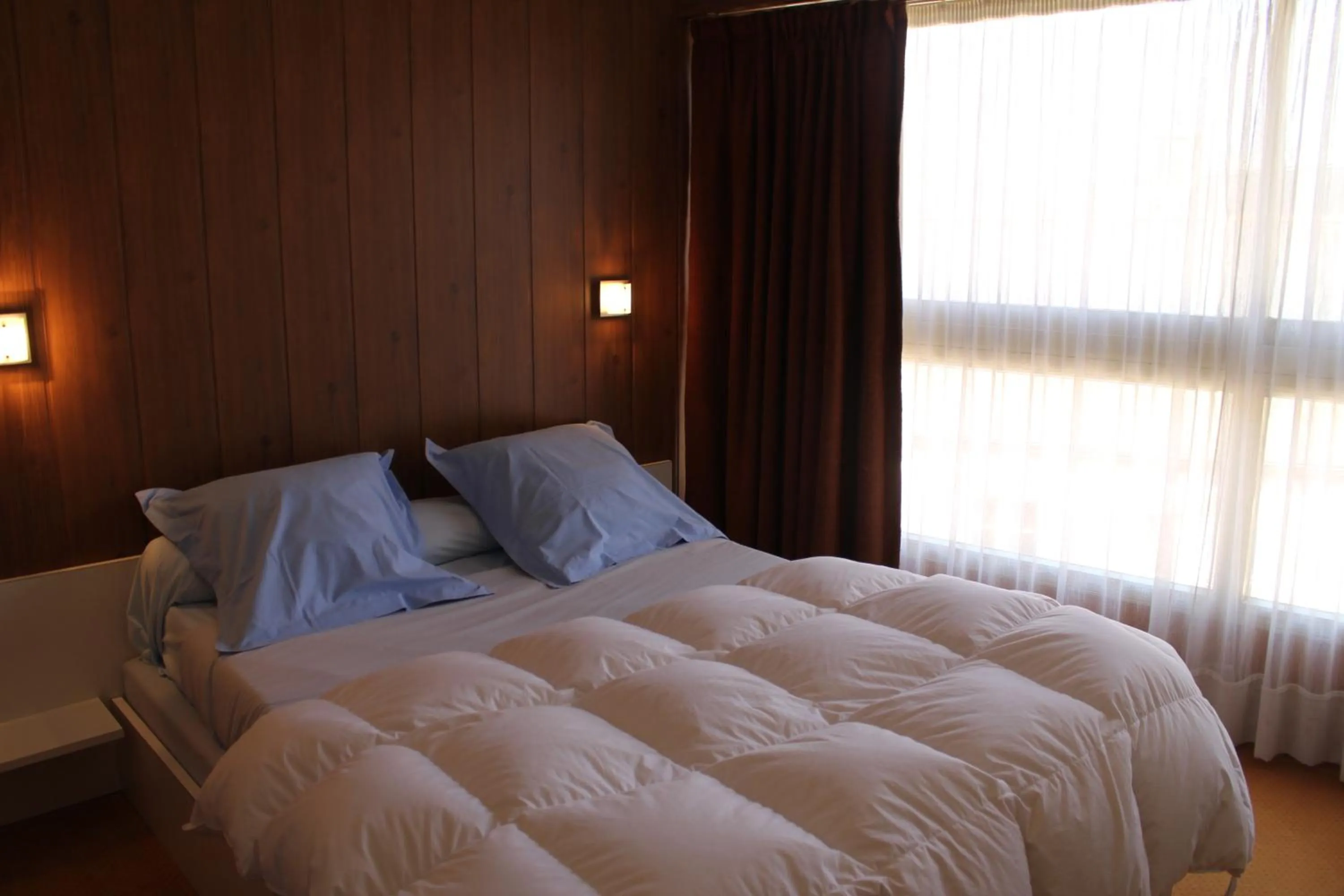 Bedroom, Bed in Le France