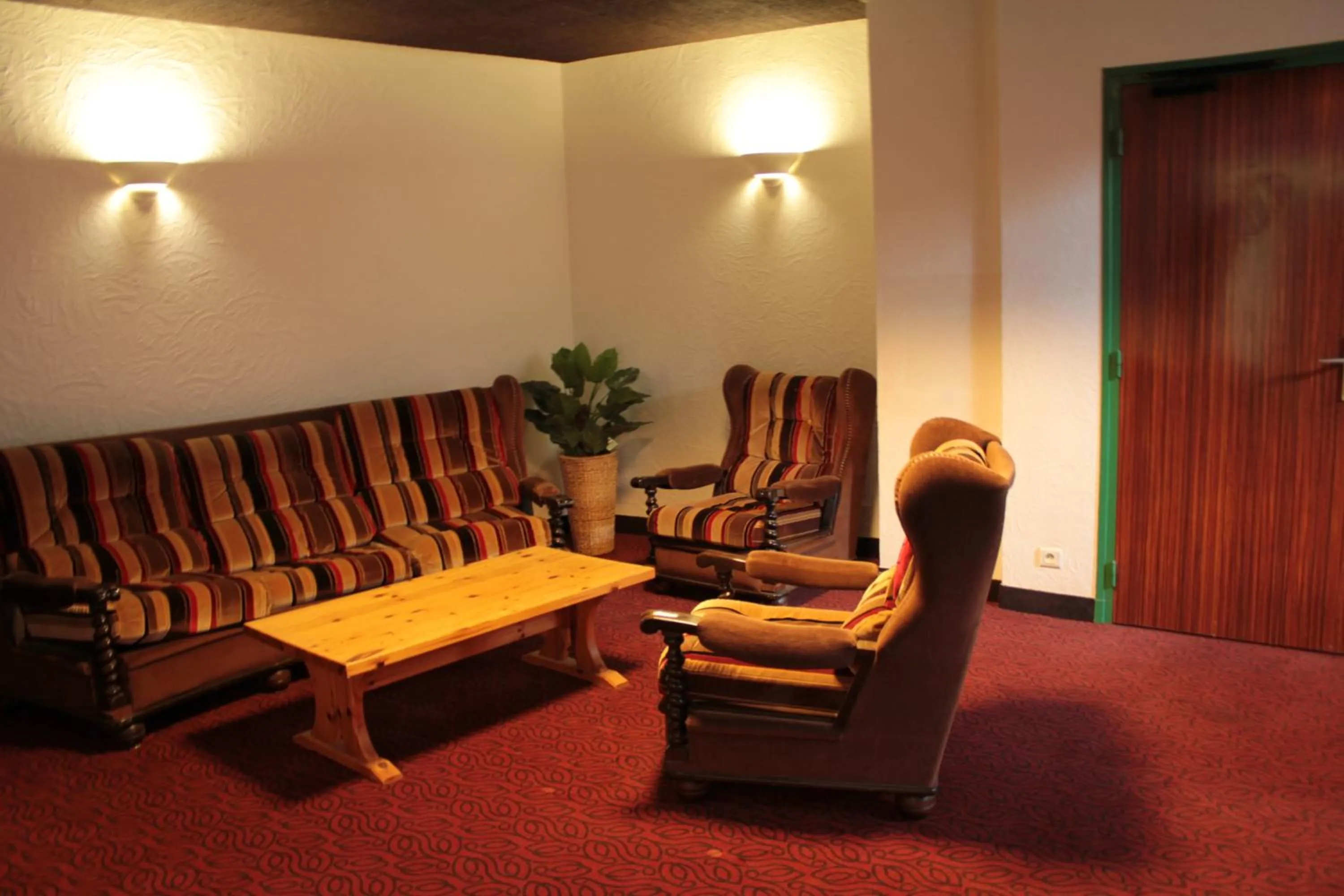 Communal lounge/ TV room in Le France