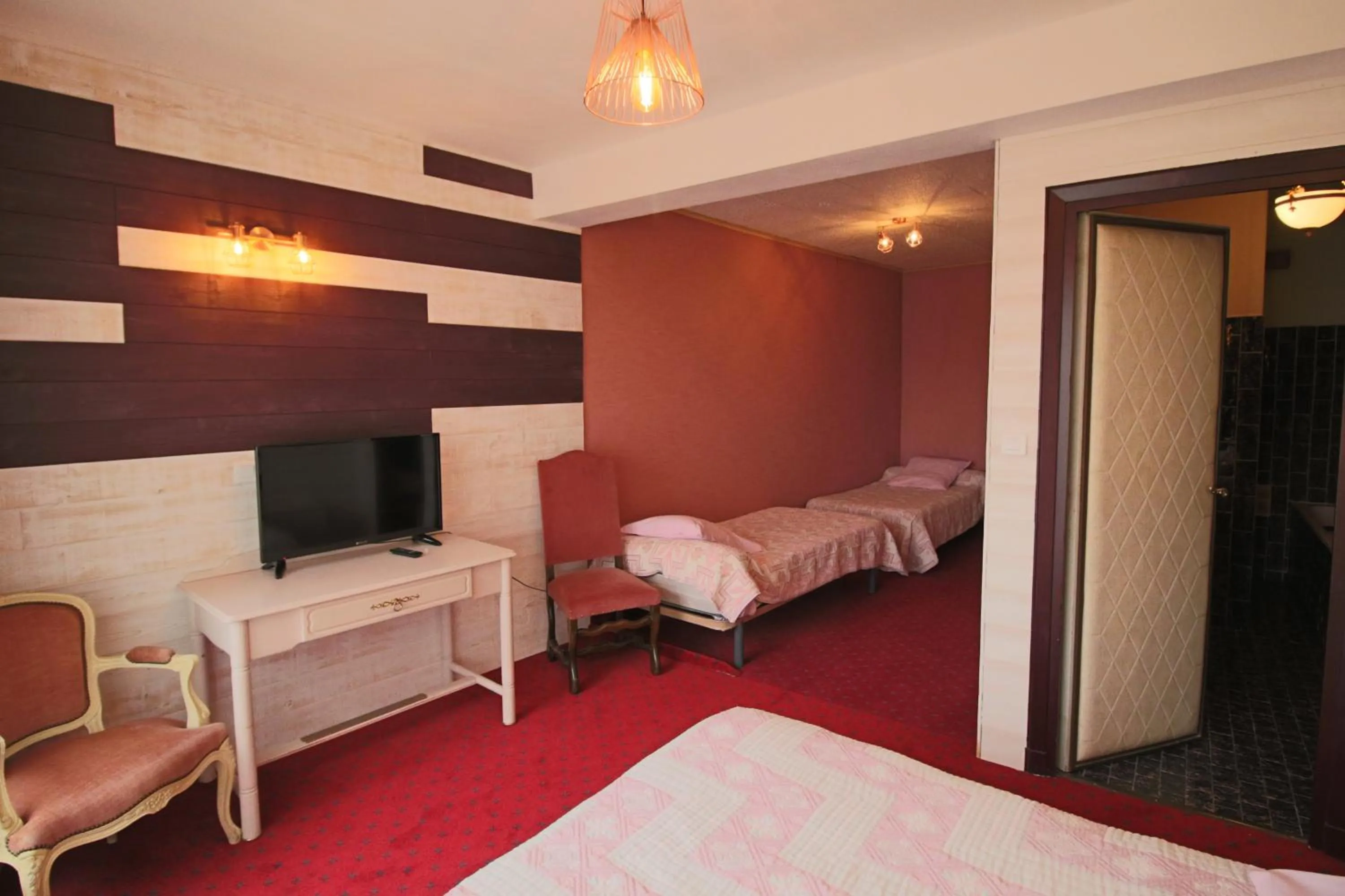 Photo of the whole room, Bed in Le France