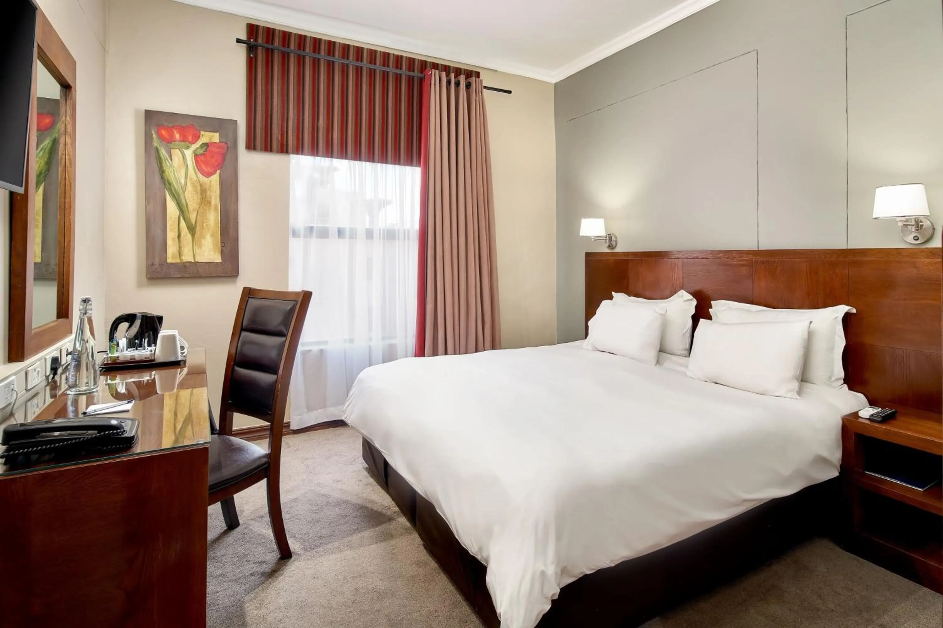 Photo of the whole room, Bed in Protea Hotel by Marriott Pretoria Hatfield