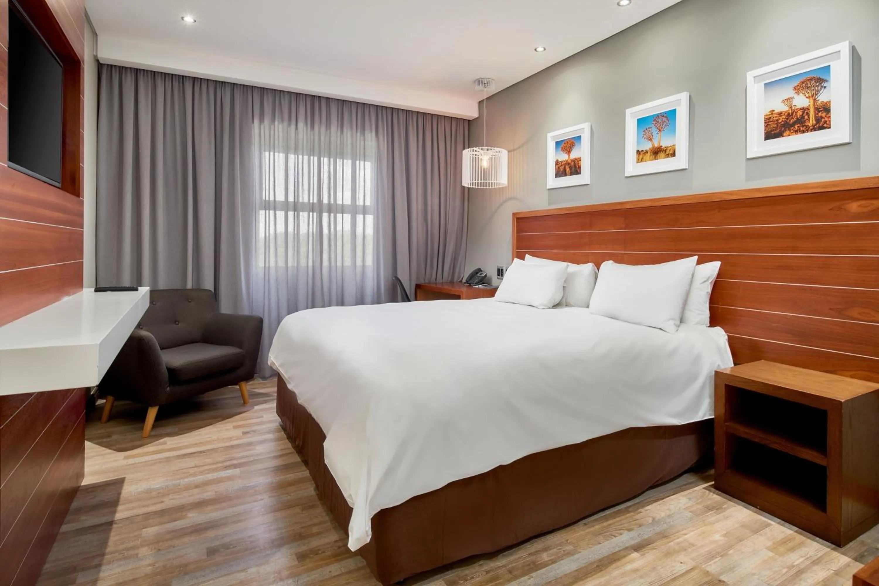 Photo of the whole room, Bed in Protea Hotel by Marriott Pretoria Hatfield