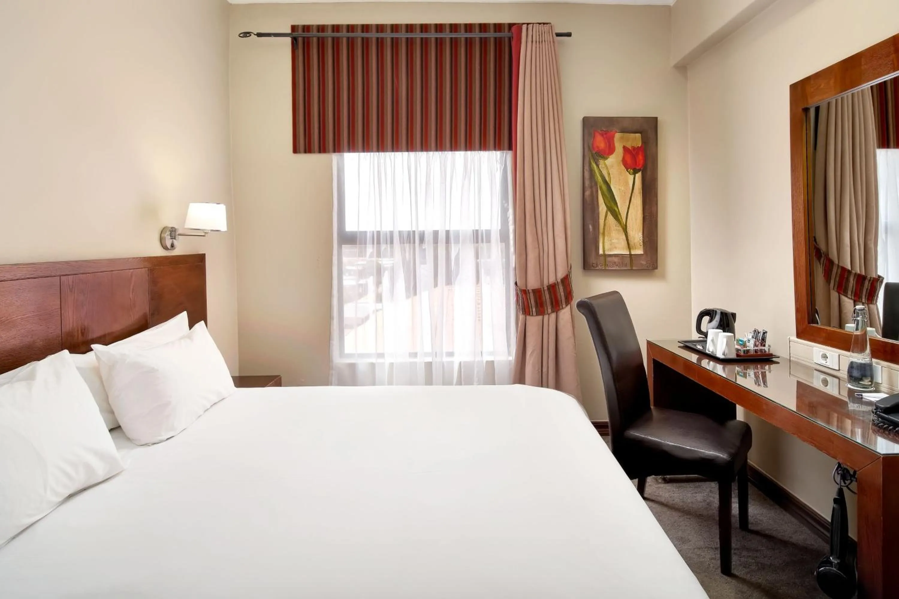 Photo of the whole room, Bed in Protea Hotel by Marriott Pretoria Hatfield