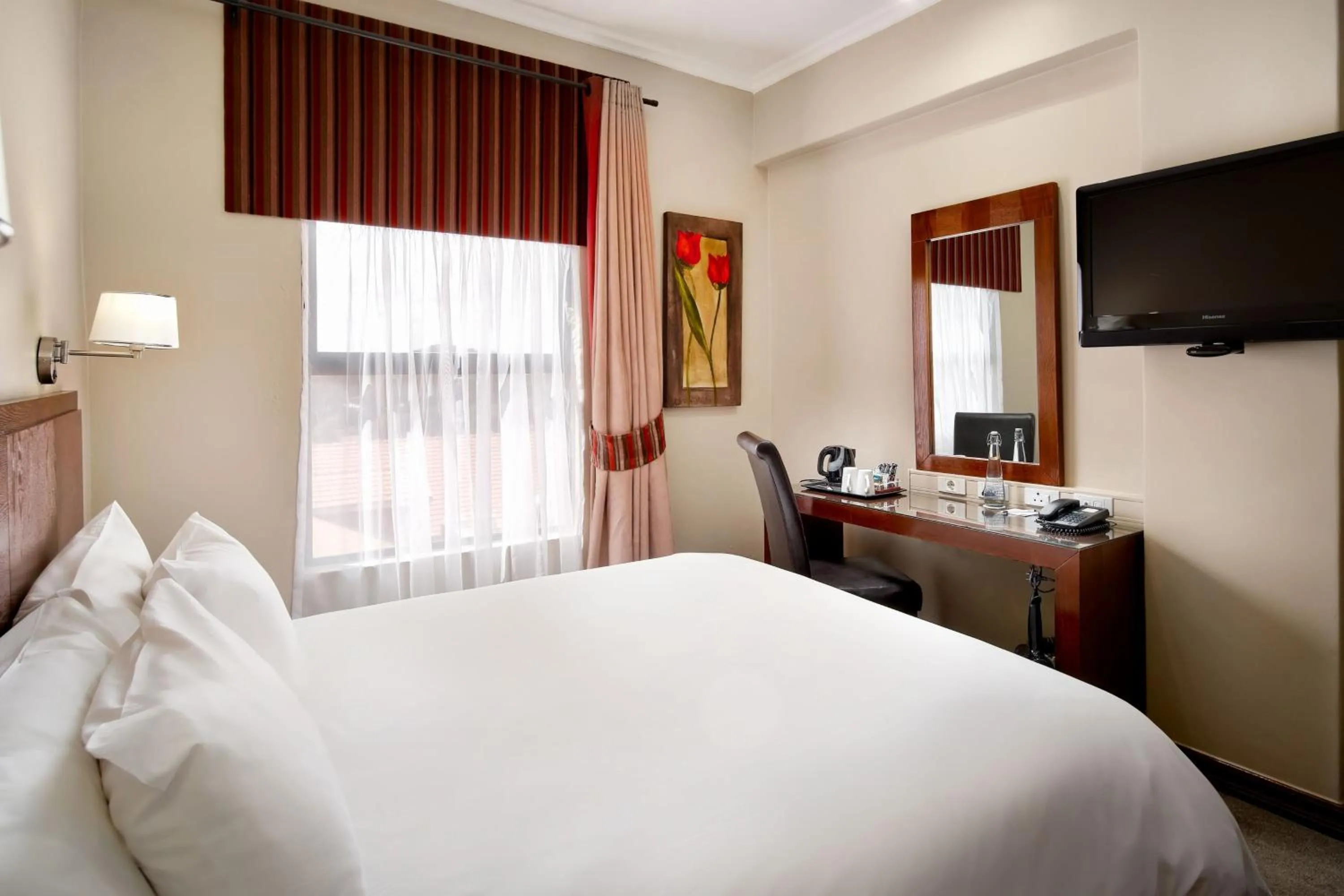 Photo of the whole room, Bed in Protea Hotel by Marriott Pretoria Hatfield