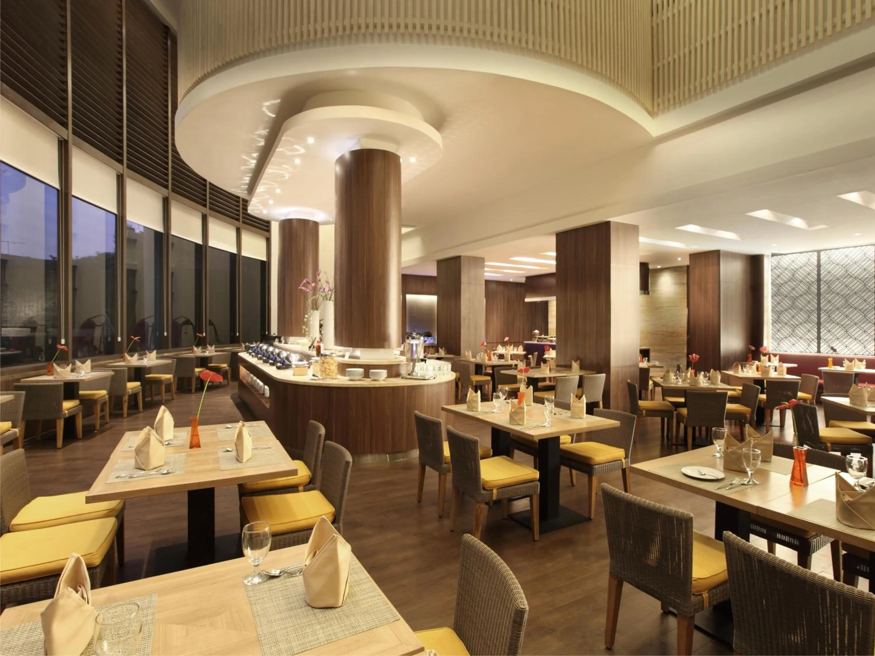 Restaurant/places to eat in Hotel Santika Pandegiling - Surabaya