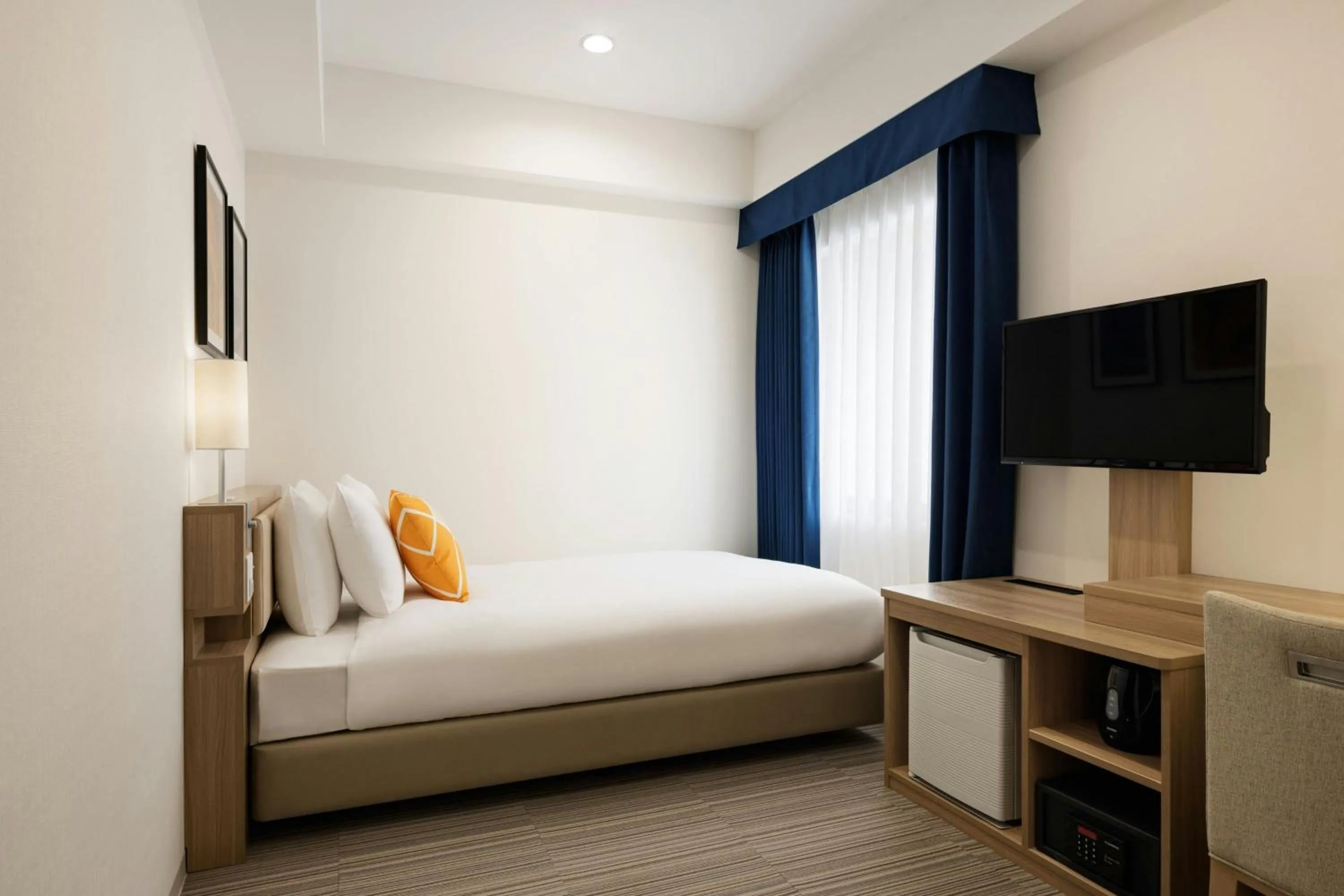 Photo of the whole room, Bed in UNIZO INN Kobe Sannomiya