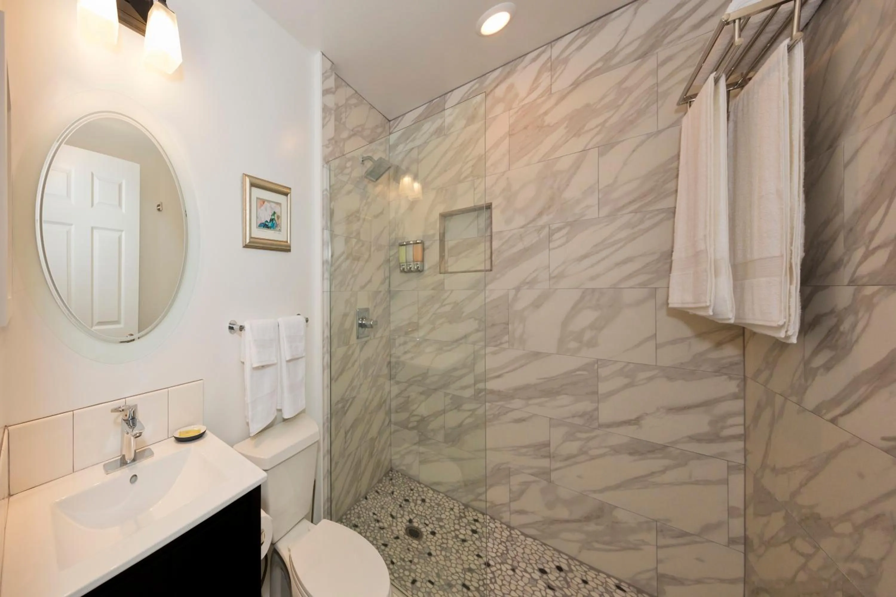 Shower in Hale 'Ohu Bed & Breakfast