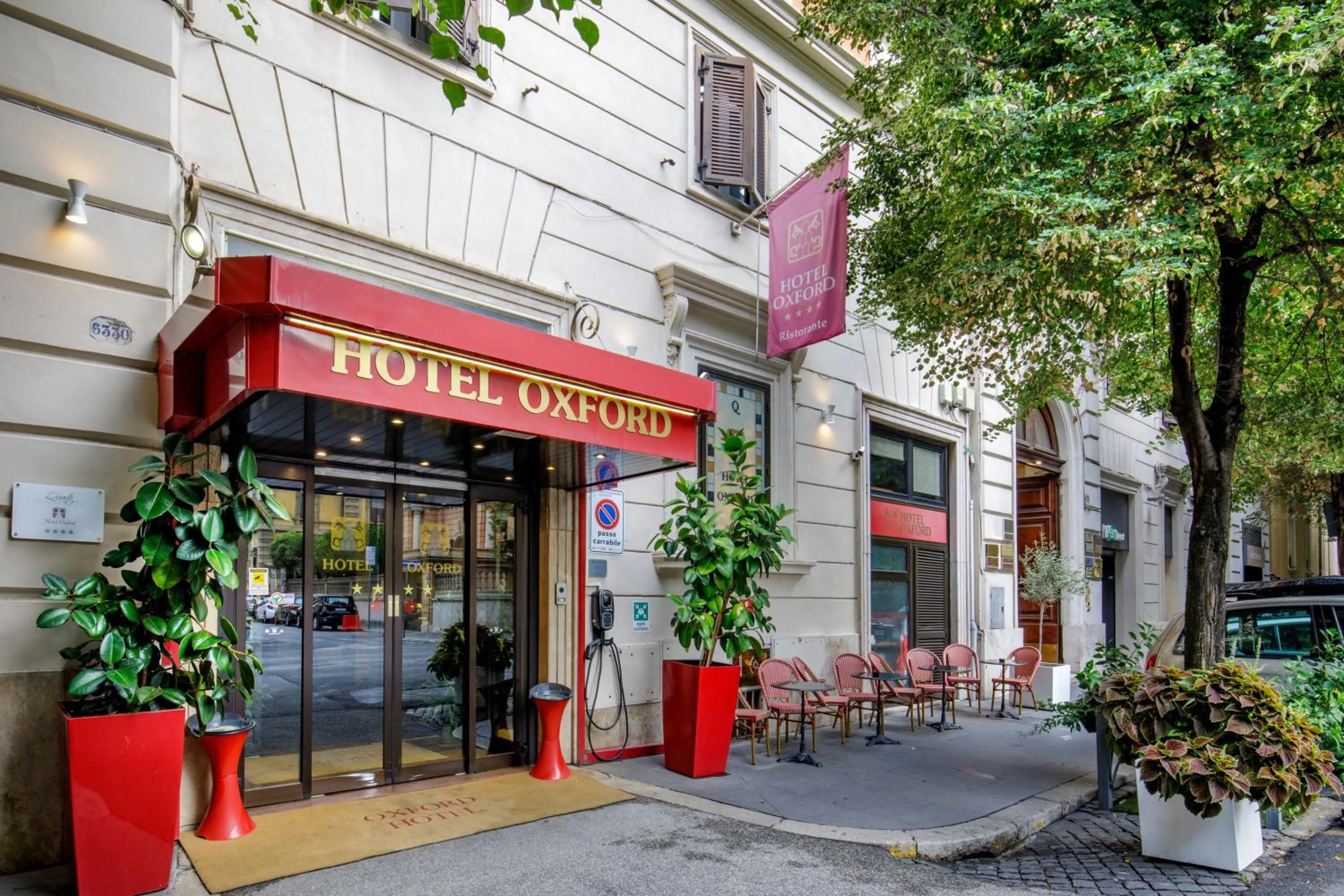 Property building in Hotel Oxford