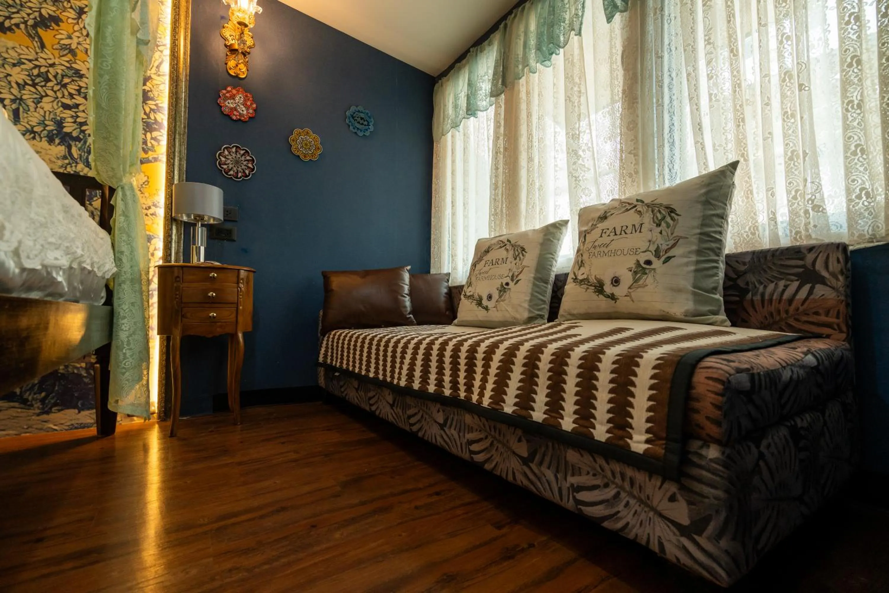 Seating area, Bed in The Unforgotten B&B