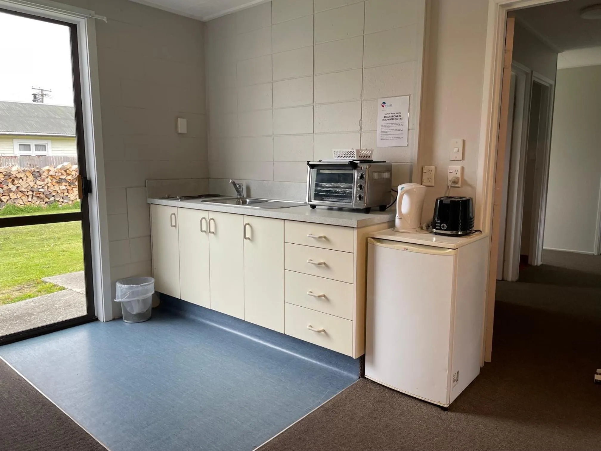 Kitchen or kitchenette in Dawsons Hotel