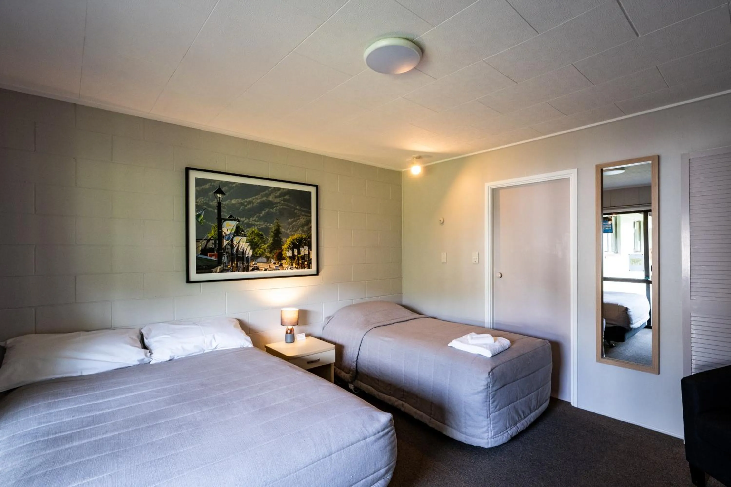 Photo of the whole room, Bed in Dawsons Hotel