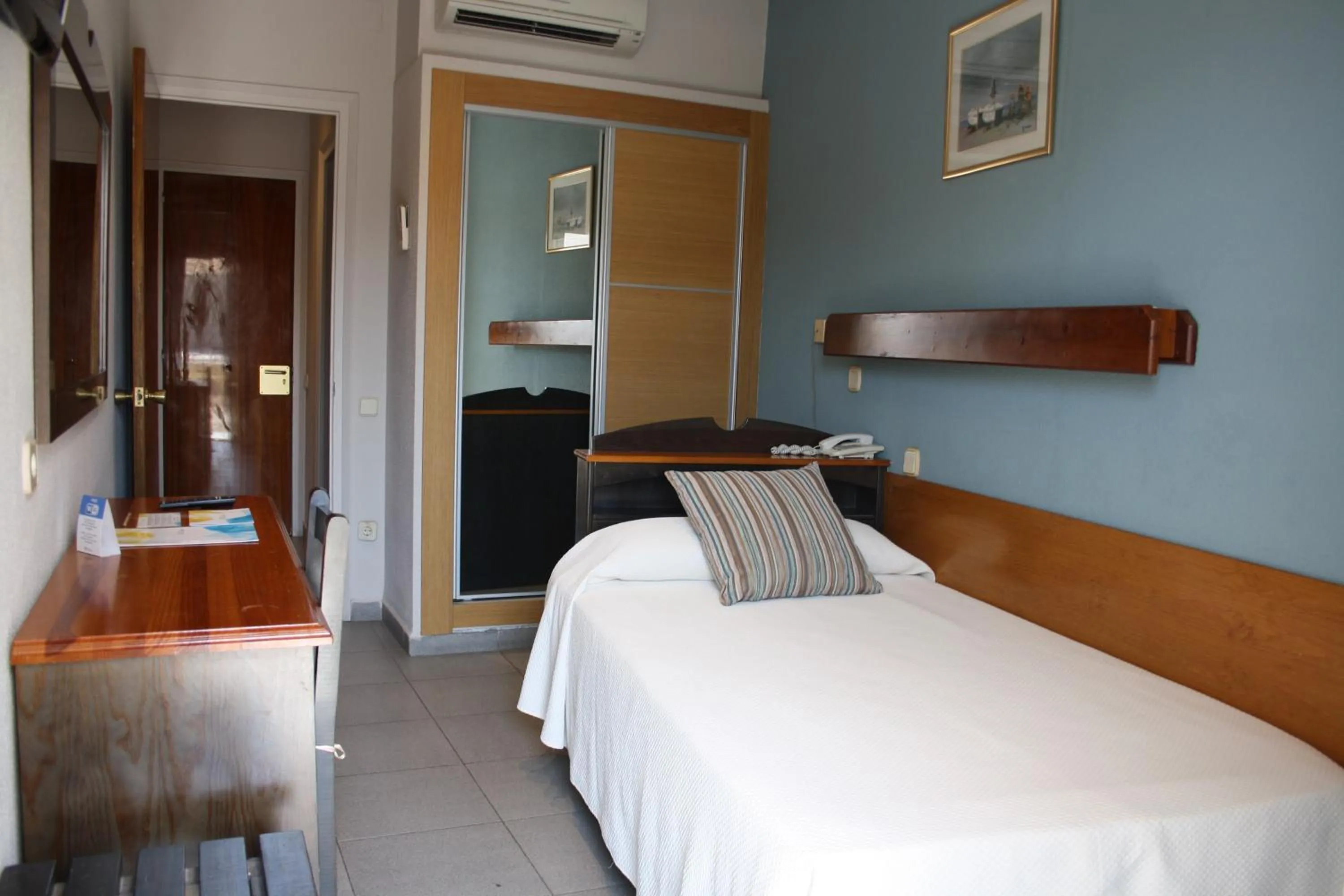 Photo of the whole room, Bed in Hotel S'Agoita