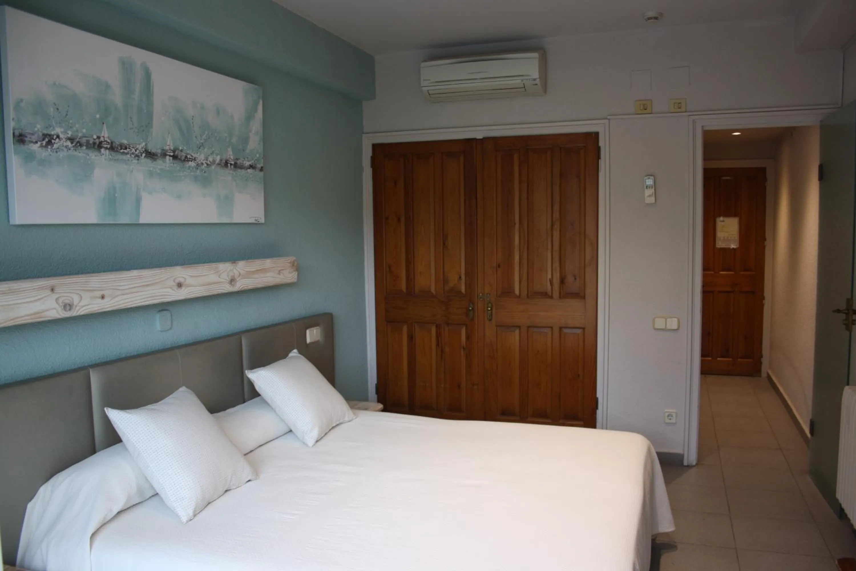 Photo of the whole room, Bed in Hotel S'Agoita