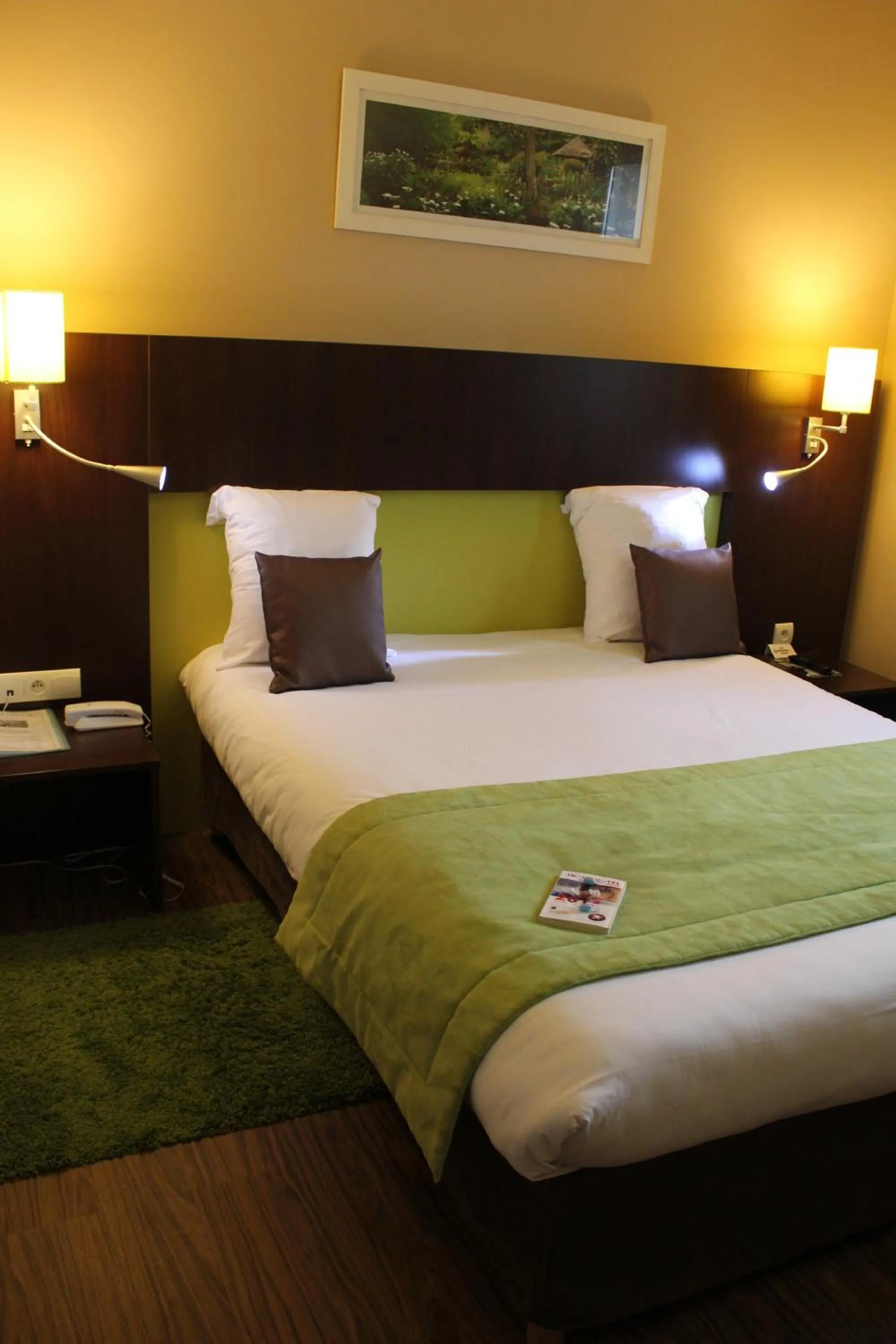 Photo of the whole room, Bed in The Originals City, Hotel Novella Premium, Nantes Est