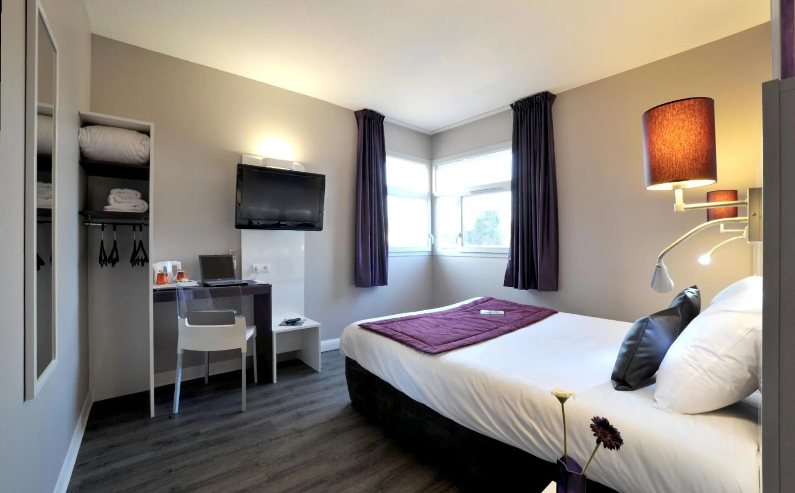 Photo of the whole room, Bed in The Originals City, Hotel Novella Premium, Nantes Est