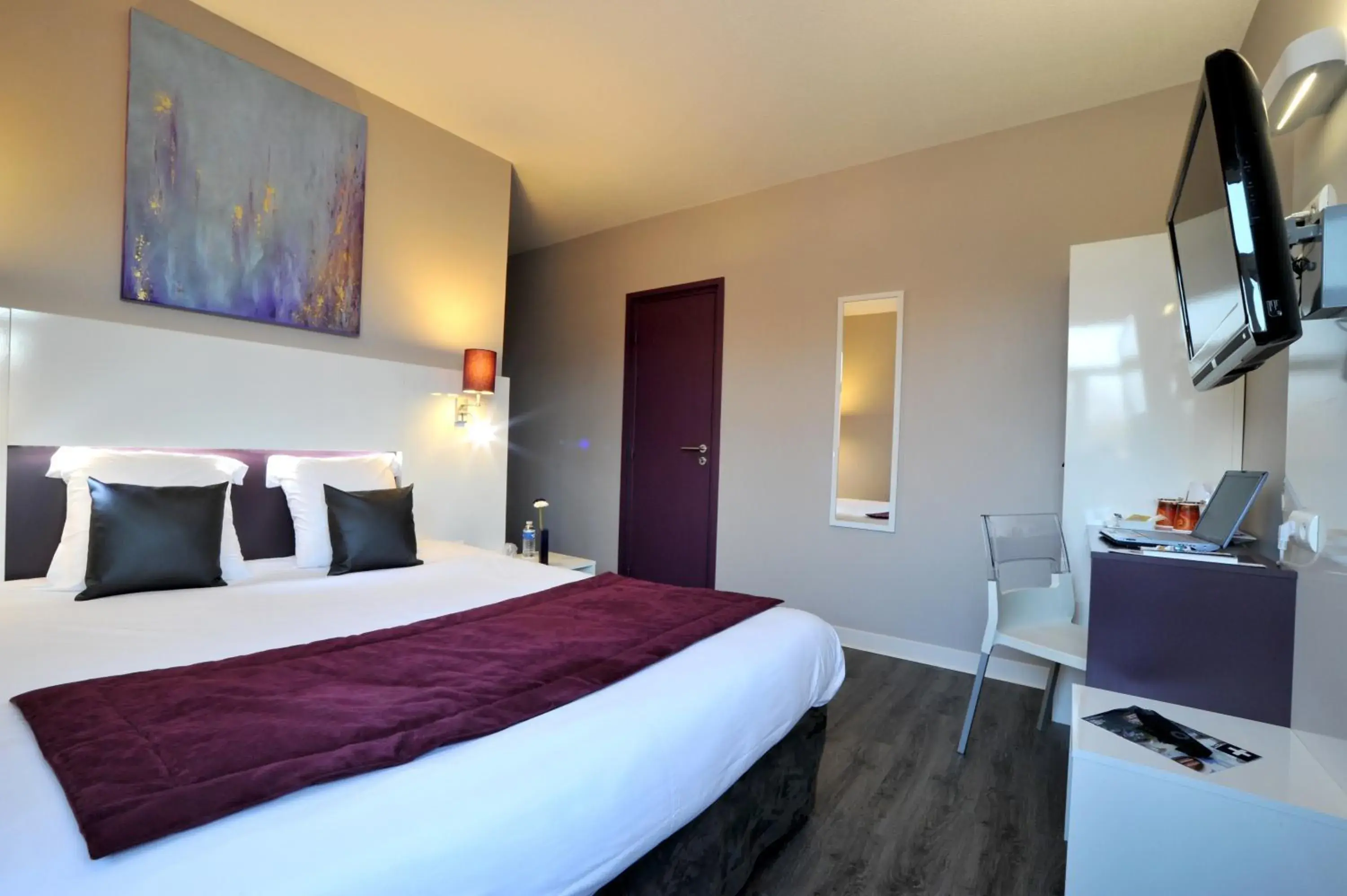 Photo of the whole room, Bed in The Originals City, Hotel Novella Premium, Nantes Est Photo of the whole room, Bed in The Originals City, Hotel Novella Premium, Nantes Est