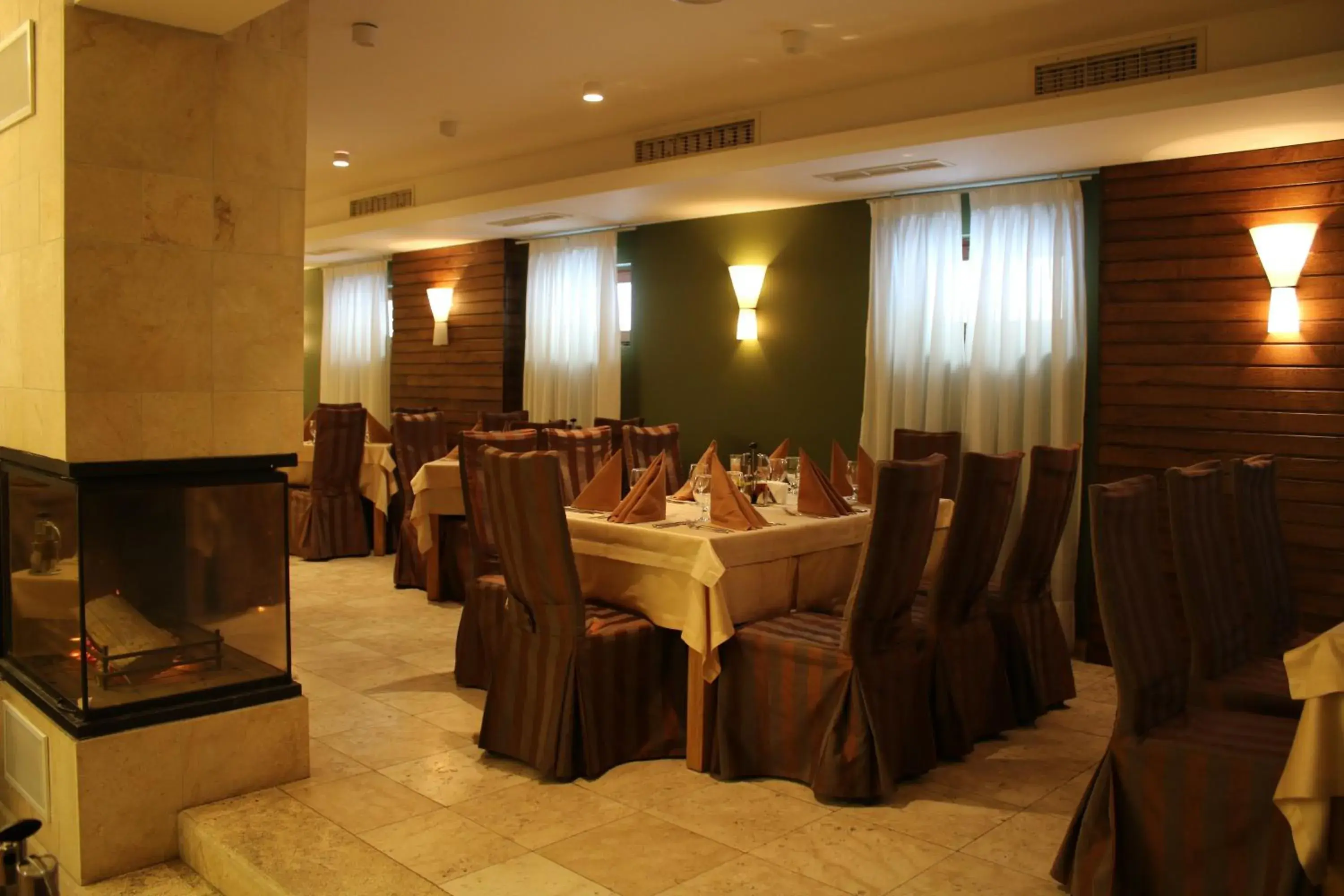 Restaurant/places to eat in Radina's Way Hotel Restaurant/places to eat in Radina's Way Hotel