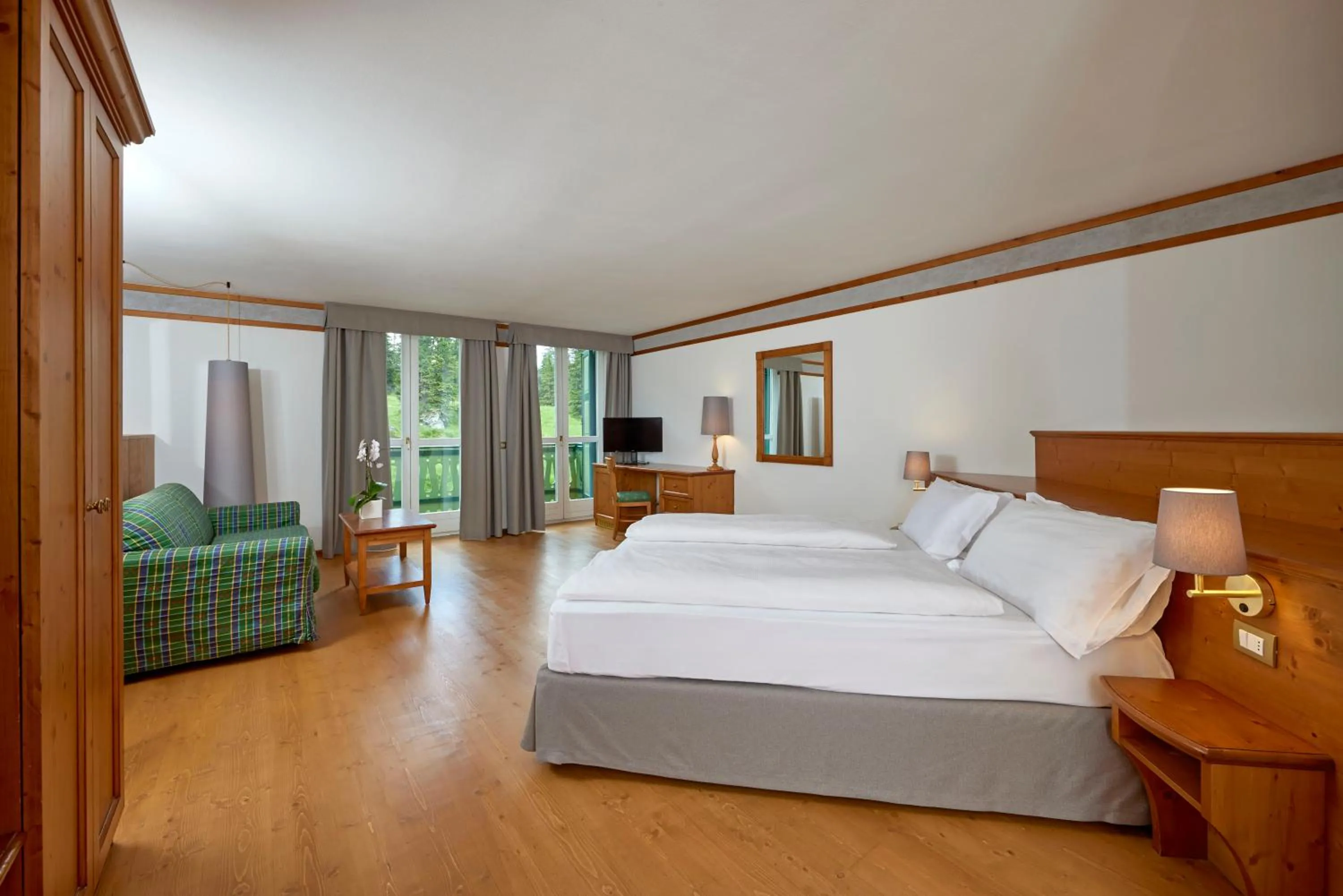 Photo of the whole room, Bed in Grand Hotel Misurina