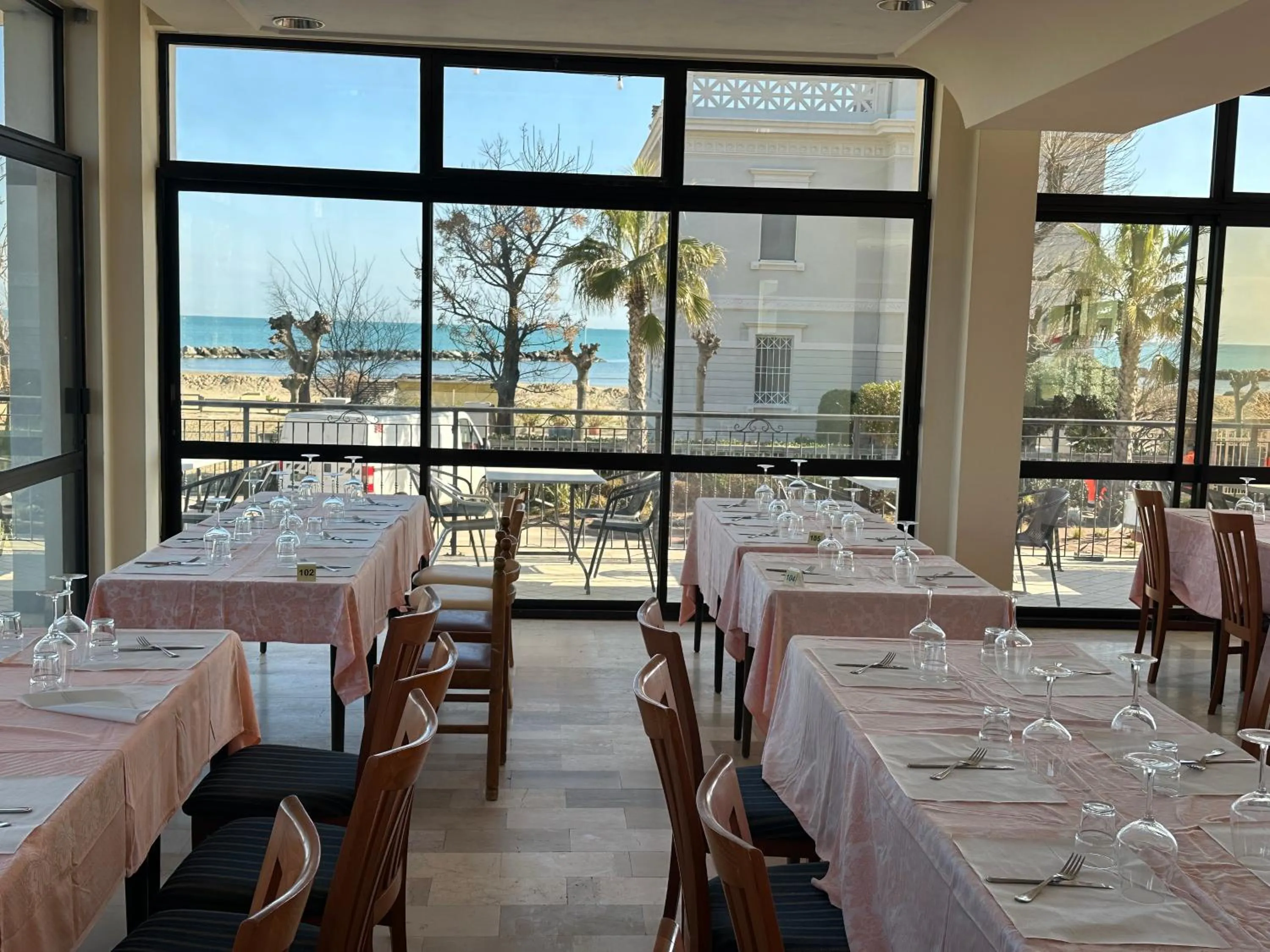 Restaurant/places to eat in Hotel Alcazar