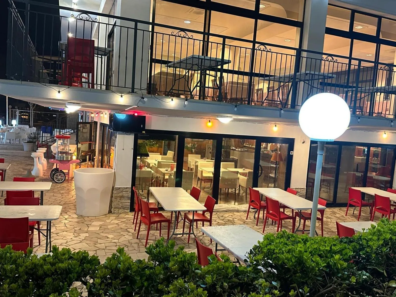 Restaurant/places to eat in Hotel Alcazar