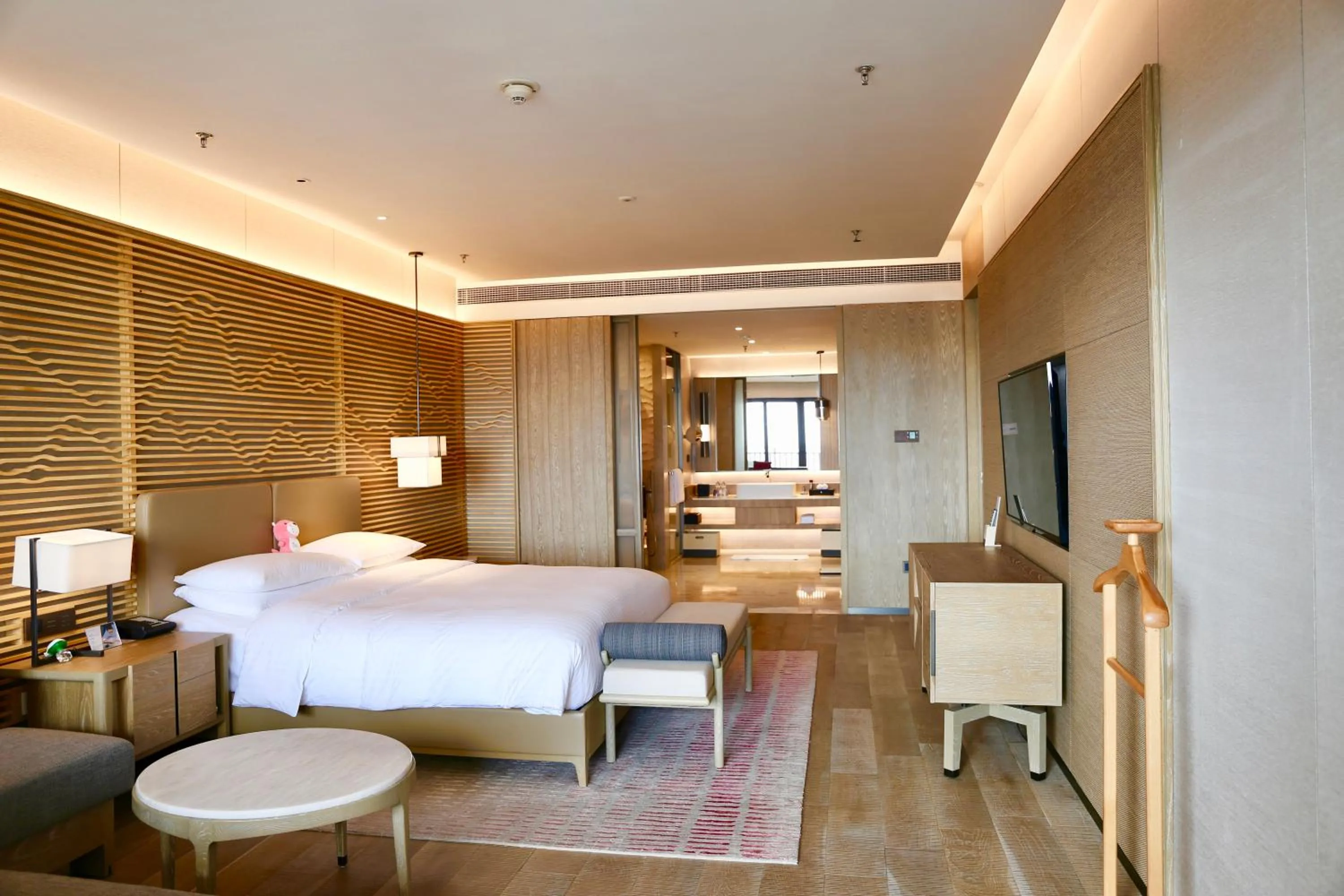 Photo of the whole room, Bed in Shenzhen Marriott Hotel Golden Bay