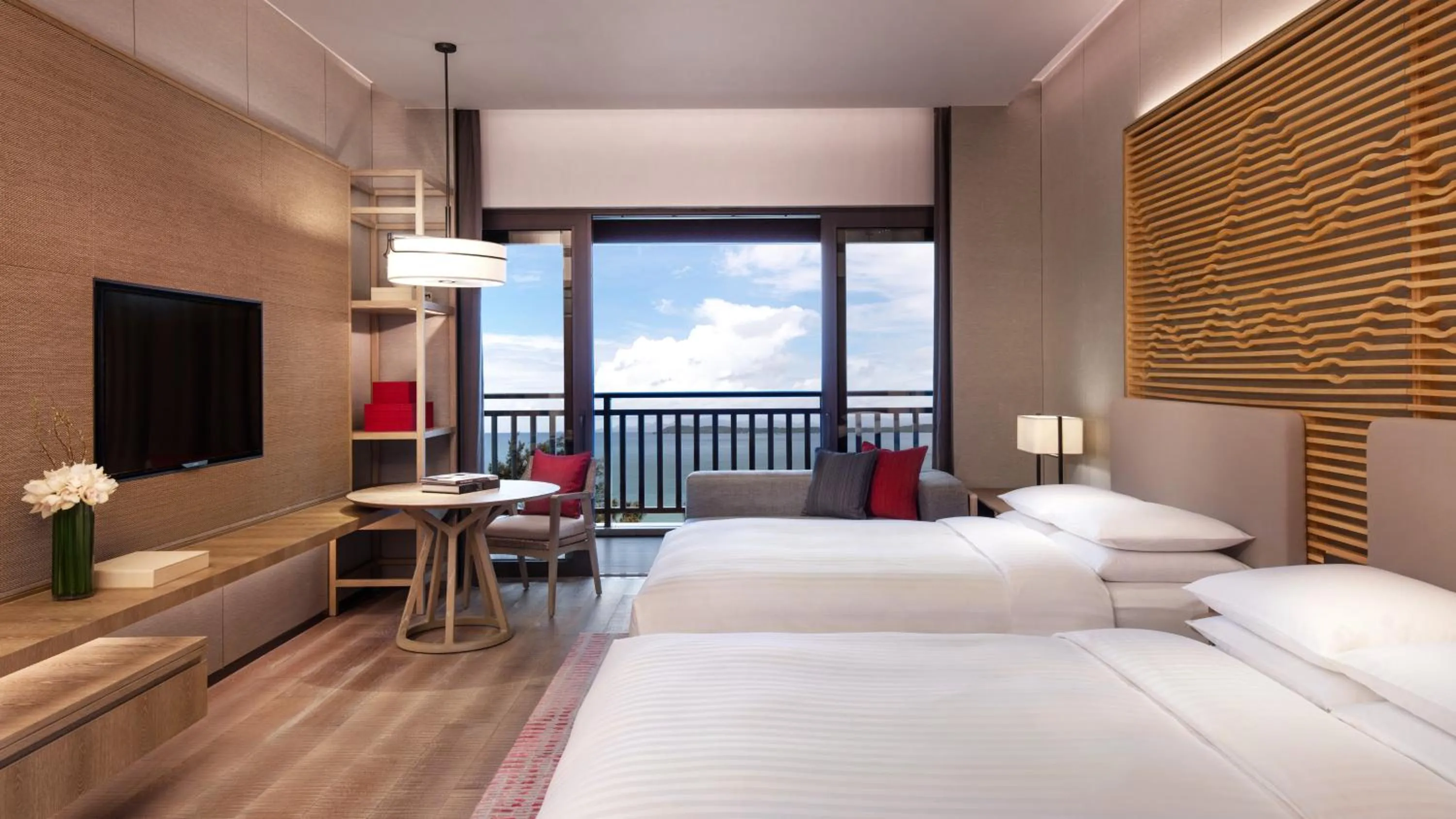 Photo of the whole room, Bed in Shenzhen Marriott Hotel Golden Bay