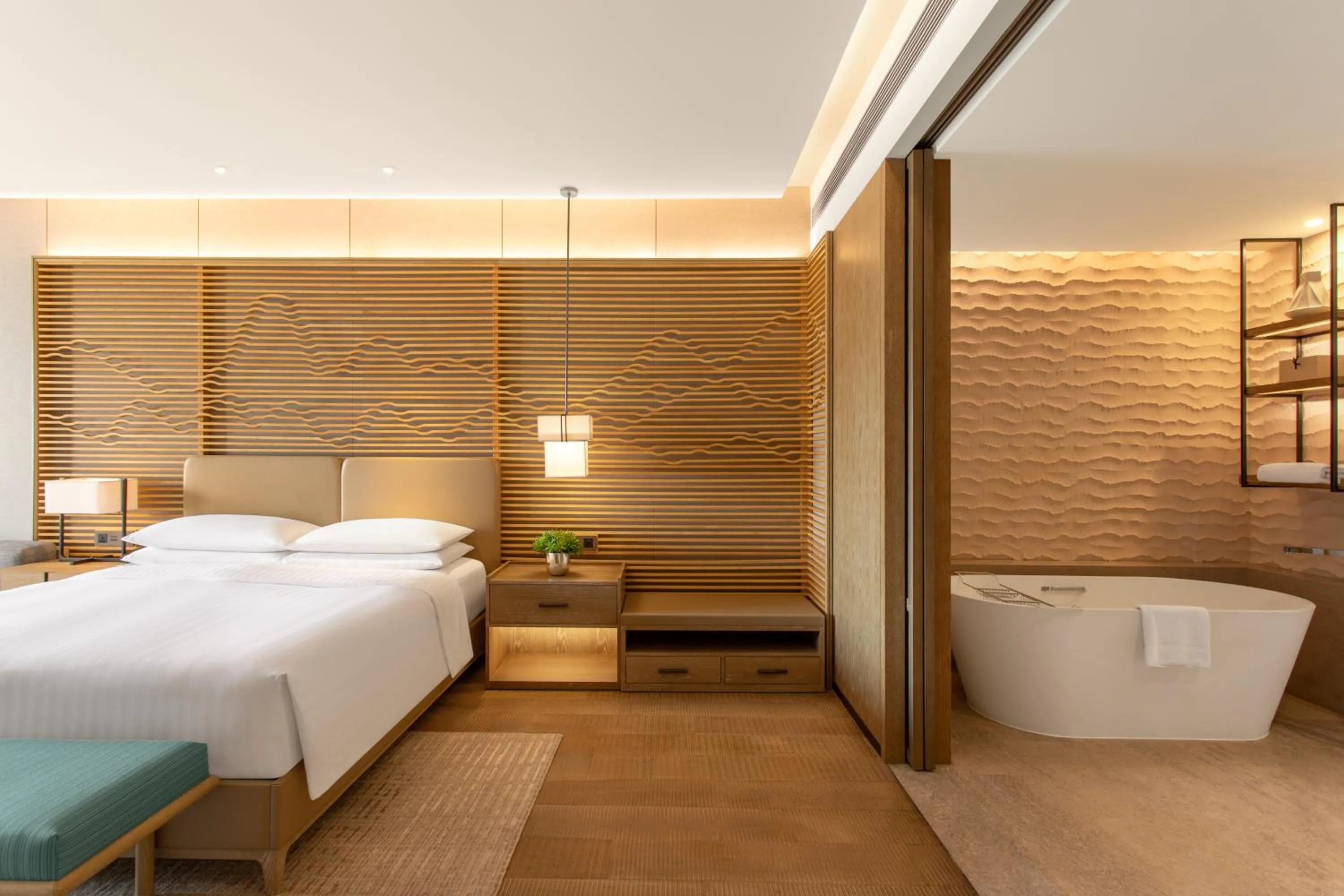 Photo of the whole room, Bed in Shenzhen Marriott Hotel Golden Bay